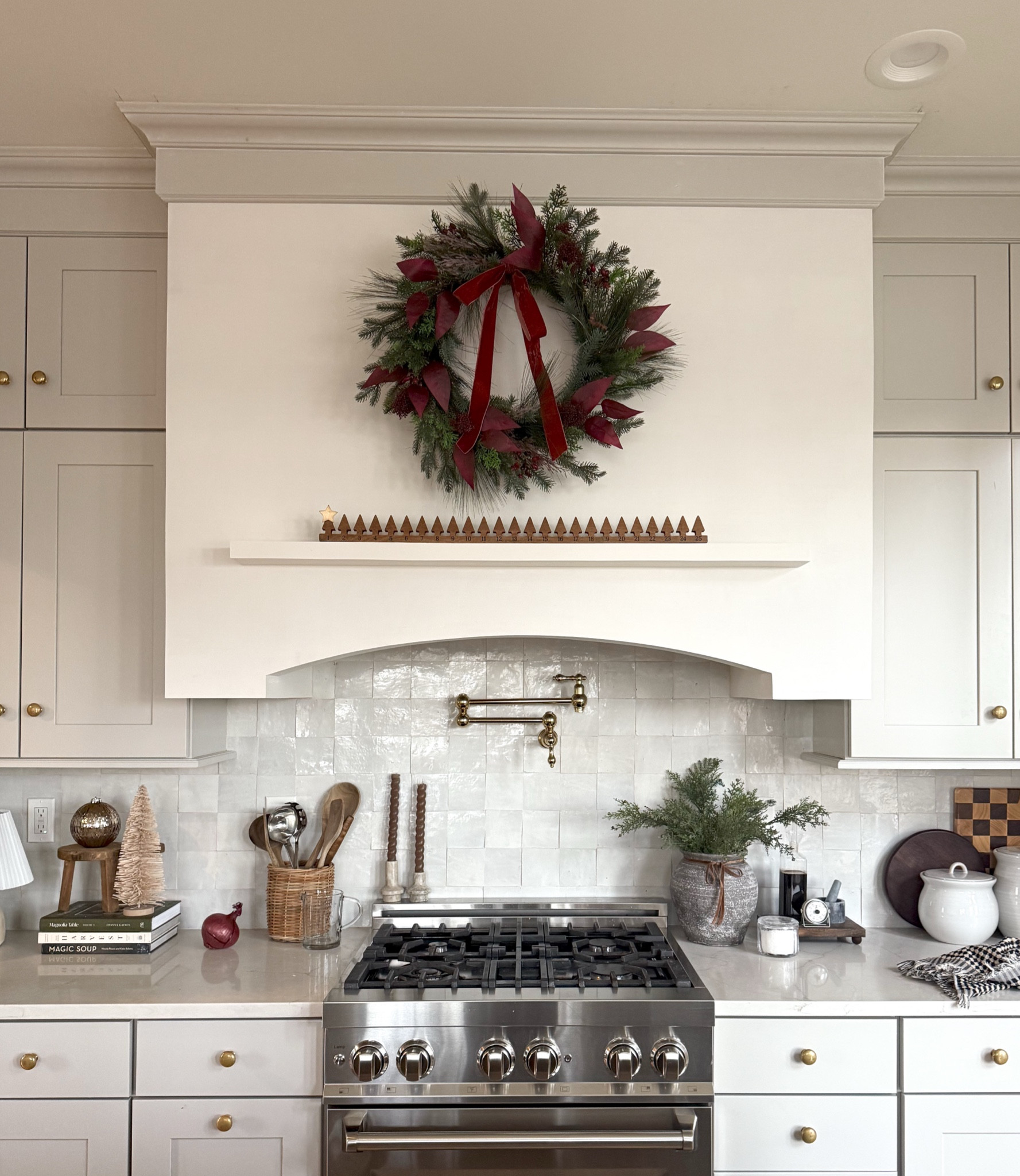 Holiday kitchen 🌲

Holiday, hosting, kitchen, wreath, mantle decor, advent calendar, ornament candle, stems, kitchen counter decor, cutting board, utensil holder, counter lamp, kitchen books, styling books, old vase

#LTKSeasonal #LTKHoliday #LTKHome