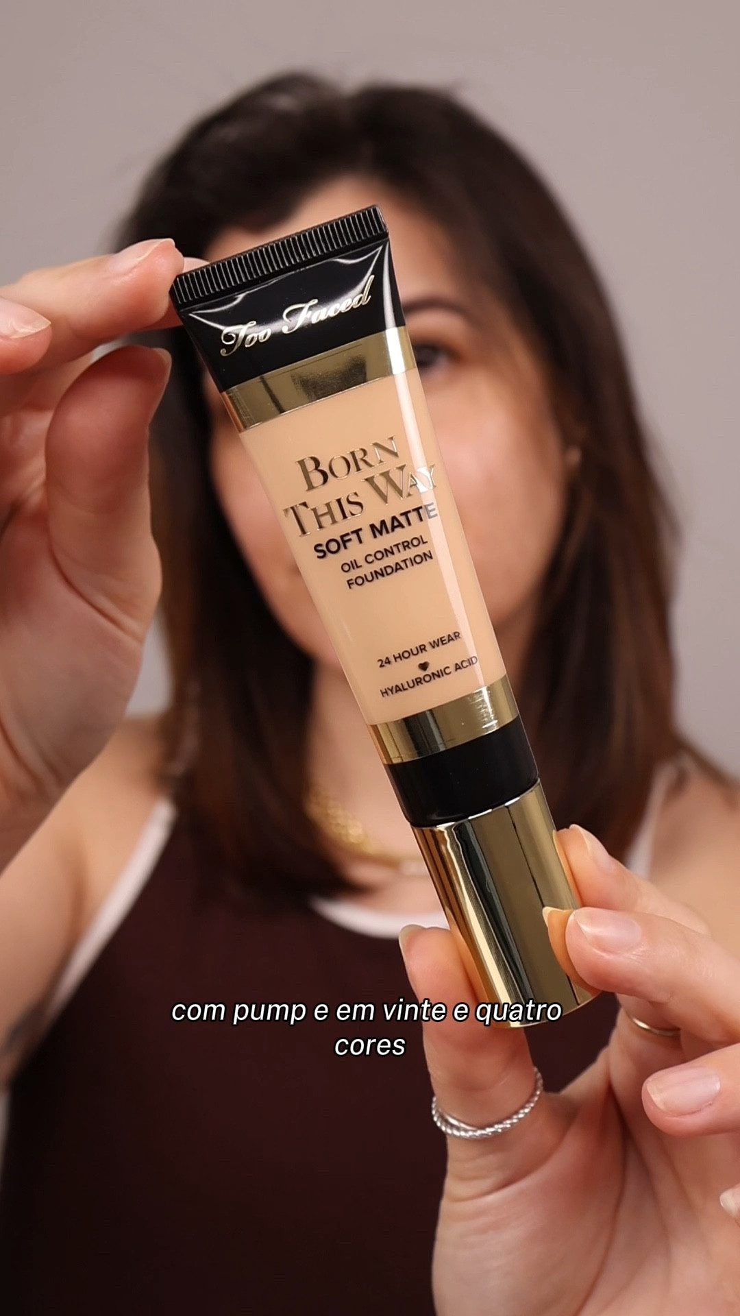 ✨ Base Born This Way Soft Matte de Too Faced ✨ 

Que base linda e completinha! Tem uma cobertura de média a alta, com um acabamento soft matte que atenua a aparência dos poros. 
Controla a oleosidade ao mesmo tempo que mantém a pele hidratada. 
É de longa duração, prometendo durar até 24h, à prova d’água, resistente ao suor e umidade! E, ela é bem resistente mesmo, ontem mostrei a pele pra vocês após ir na academia e ela estava intacta! Nem parecia que eu tinha transpirado baldes! 

Com certeza uma ótima base, para todos os tipos de pele. Achei muito fácil de aplicar e de construir camadas. Tem uma fórmula elástica, que rende e aperfeiçoa a pele. 

Ela está disponível em 24 tons no site da @toofacedlovesbrasil e a minha cor é a Porcelain. Um tico amarelada pra mim, mas ainda consigo fazer funcionar! 

Ela vem com 30 mL de produto, numa embalagem de bisnaga e com pump. Custa R$299. Vou deixar link pra vocês nos grupinhos! 

Eu adorei o acabamento e a cobertura dessa base, achei que realmente deixa a pele belíssima. Lembra bem a nossa querida Peach Perfect que a Too Faced tinha há alguns anos atrás. A diferença que notei, se me lembro bem, é que a outra era um tico mais opaca no acabamento. Mas, essa fórmula é mais atual e mais tecnológica, oferece leveza, cobertura, hidratação e resistência ao mesmo tempo. Então, acho que foi sim uma ótima substituição para quem amava a antiga! 

Me contem o que acharam? 

Neste post vocês também encontram várias opções de compra 😉

#toofaced 
#base 
#maquiagemimportada 
#toofacedmakeup

#LTKbeleza #LTKbrasil
