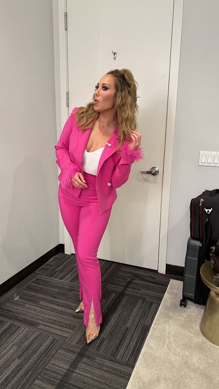 Behind the scenes at The Jennifer Hudson Show! Two shows today! Love the cast and crew so much and having a blast! Thoughts on my suit for today’s show? 💗

#LTKCyberWeek #LTKworkwear #LTKHoliday
