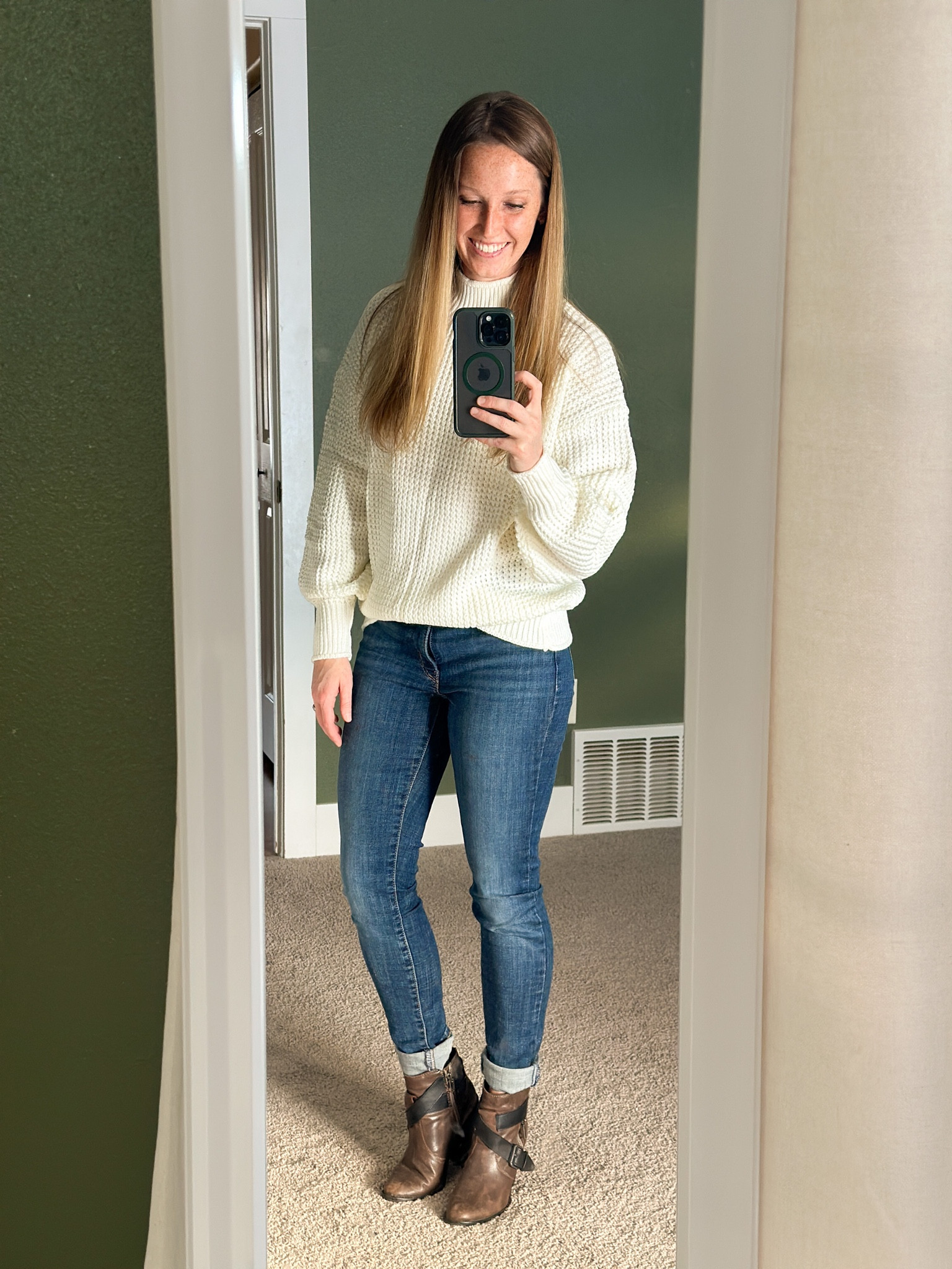 Thanksgiving outfit idea - simple sweater, Levi’s skinny jeans, simple booties. Family photo outfit for mom.
#LTKfashion #LTKstyle #LTKwomens

#LTKunder100 #LTKstyletip #LTKunder50
