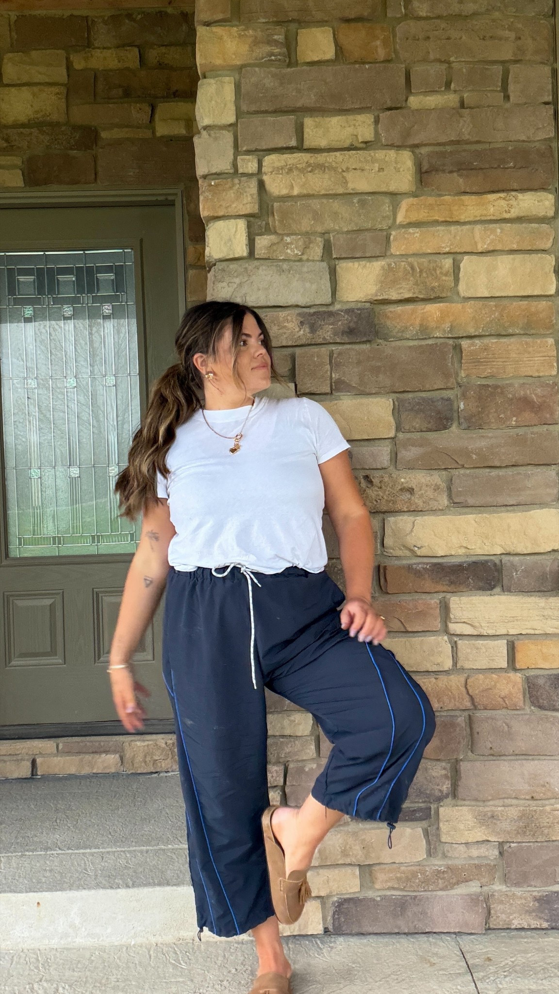 Cute and comfy Amazon spring outfit of the day. Thick tummy approved, size 14 in size 12. Wearing size XL in the pants and the white tee￼