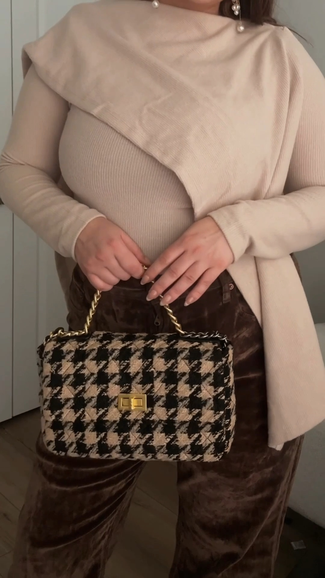 A casual christmas outfit for the girls who prefer to wear neutrals 🤍🫶

Sweater: L (the draping/scarf is built in)
Brown suede pants: 33R (runs true to size for this brand)

Christmas outfit, curvy outfit, midsize, suede pants, brown pants, brown outfit, brown suede, chocolate pants, sweater, drape sweater, houndstooth



#LTKSeasonal #LTKMidsize #LTKHoliday