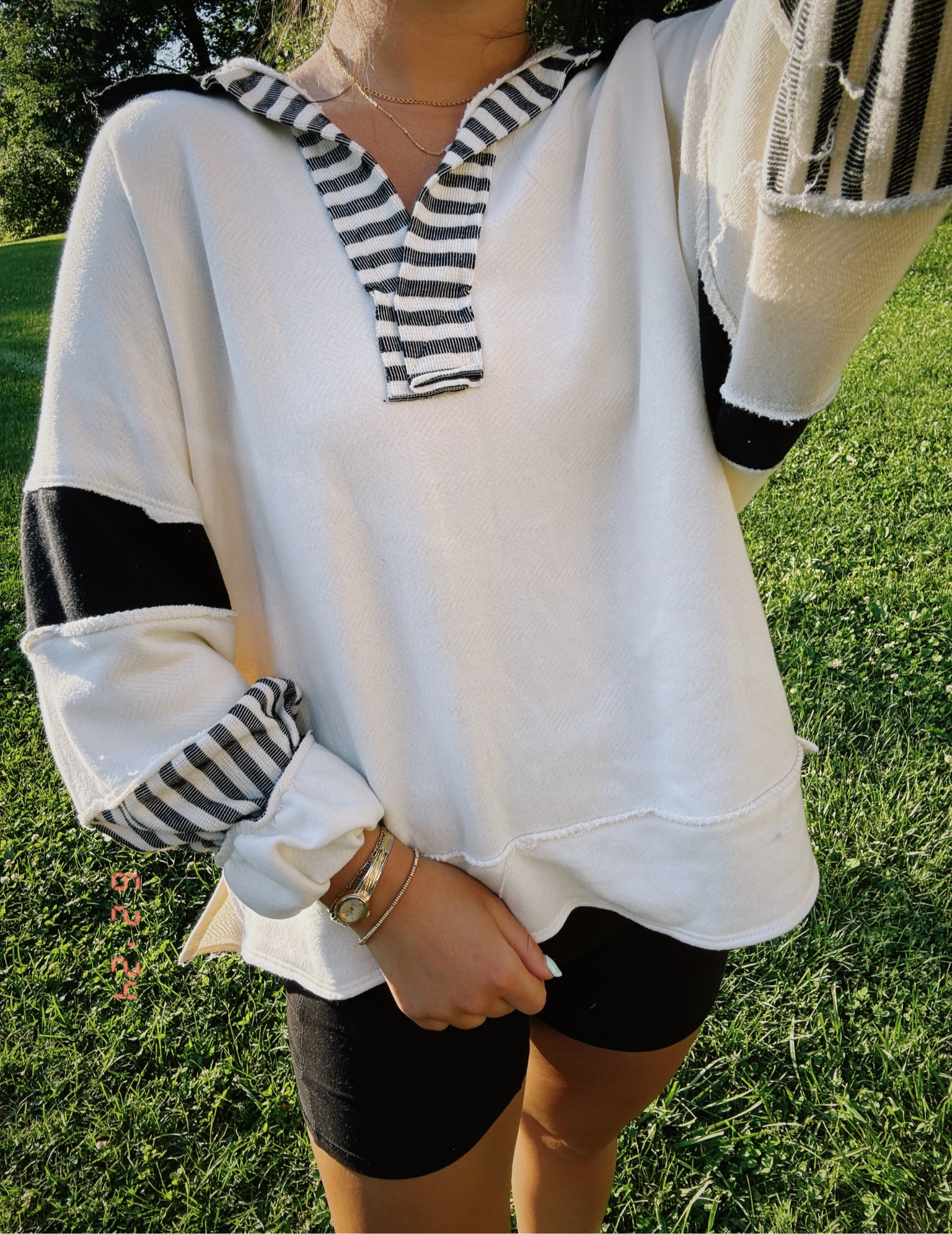 Pullover🖤🤍✨
I bought this local but linked a very similar one! 