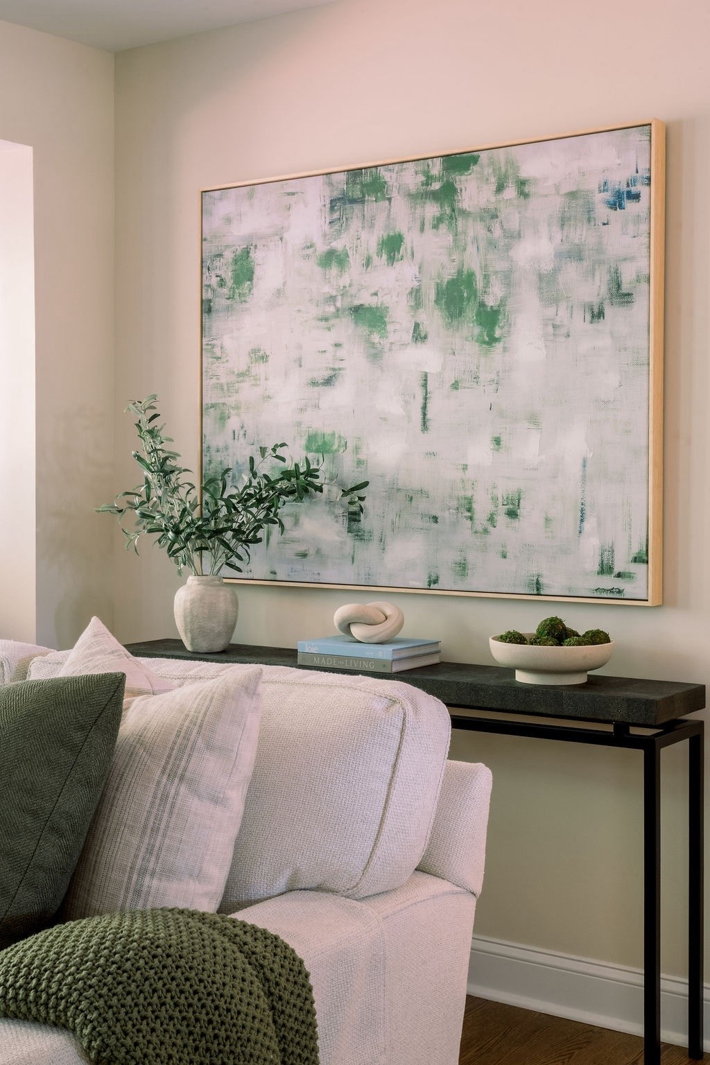 A study in balance: soft neutrals paired with organic greens for a fresh yet timeless living space. 🍃