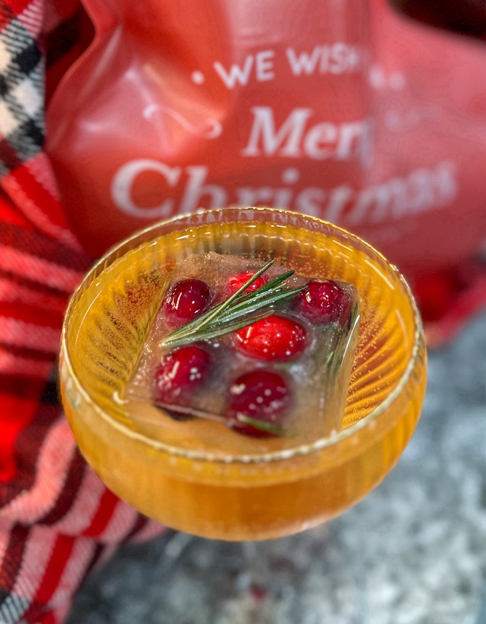 Christmas holiday drink. Non-alcoholic wine with a Mistletoe Ice cube. #Icecubes #MistletoeIceCubes #Foodie #ChristmasDrinks 

#LTKHoliday