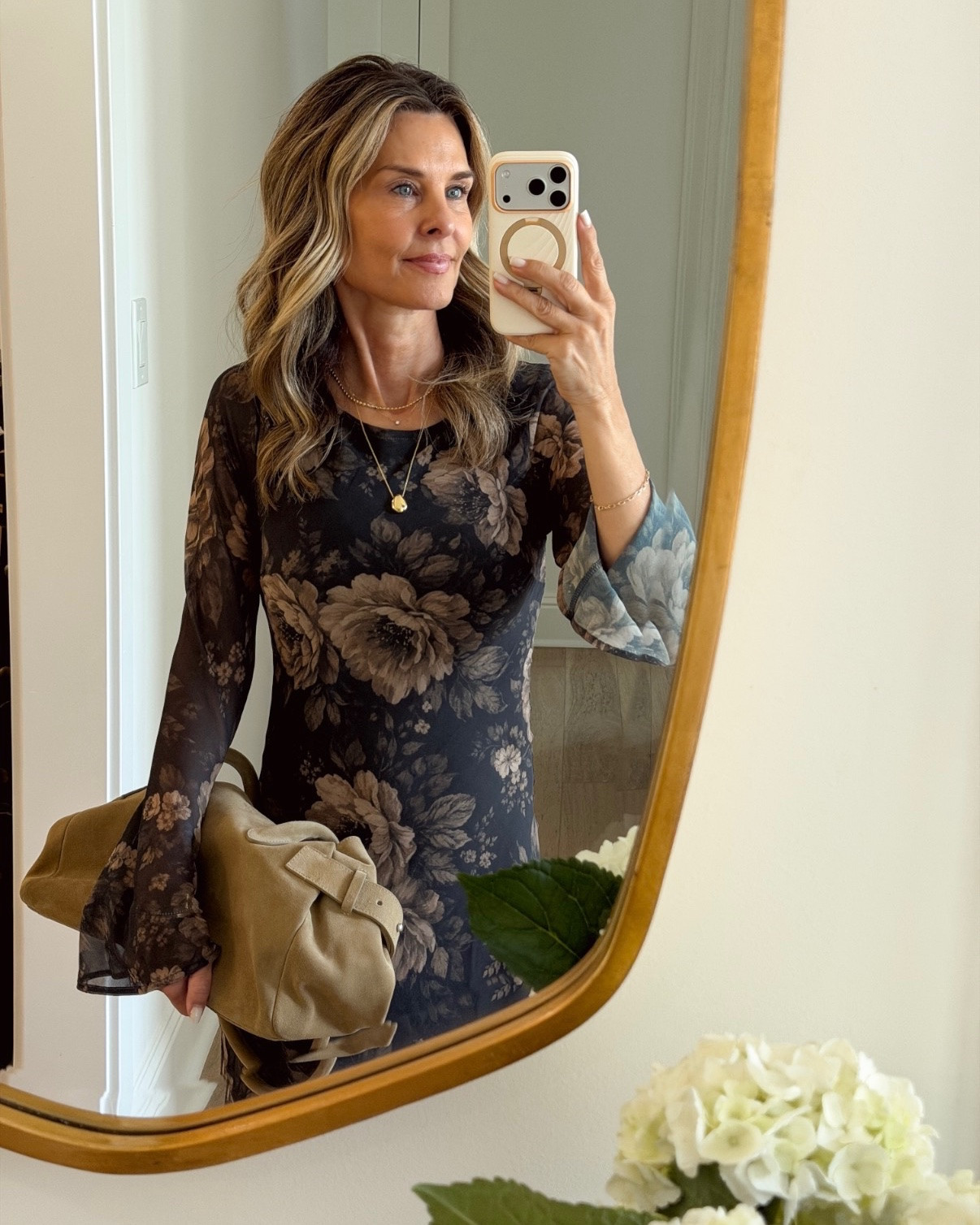 We are all a little nosey…what everyone is buying right now!

Helping women over 50 elevate everyday style with chic, wearable high-low fashion.