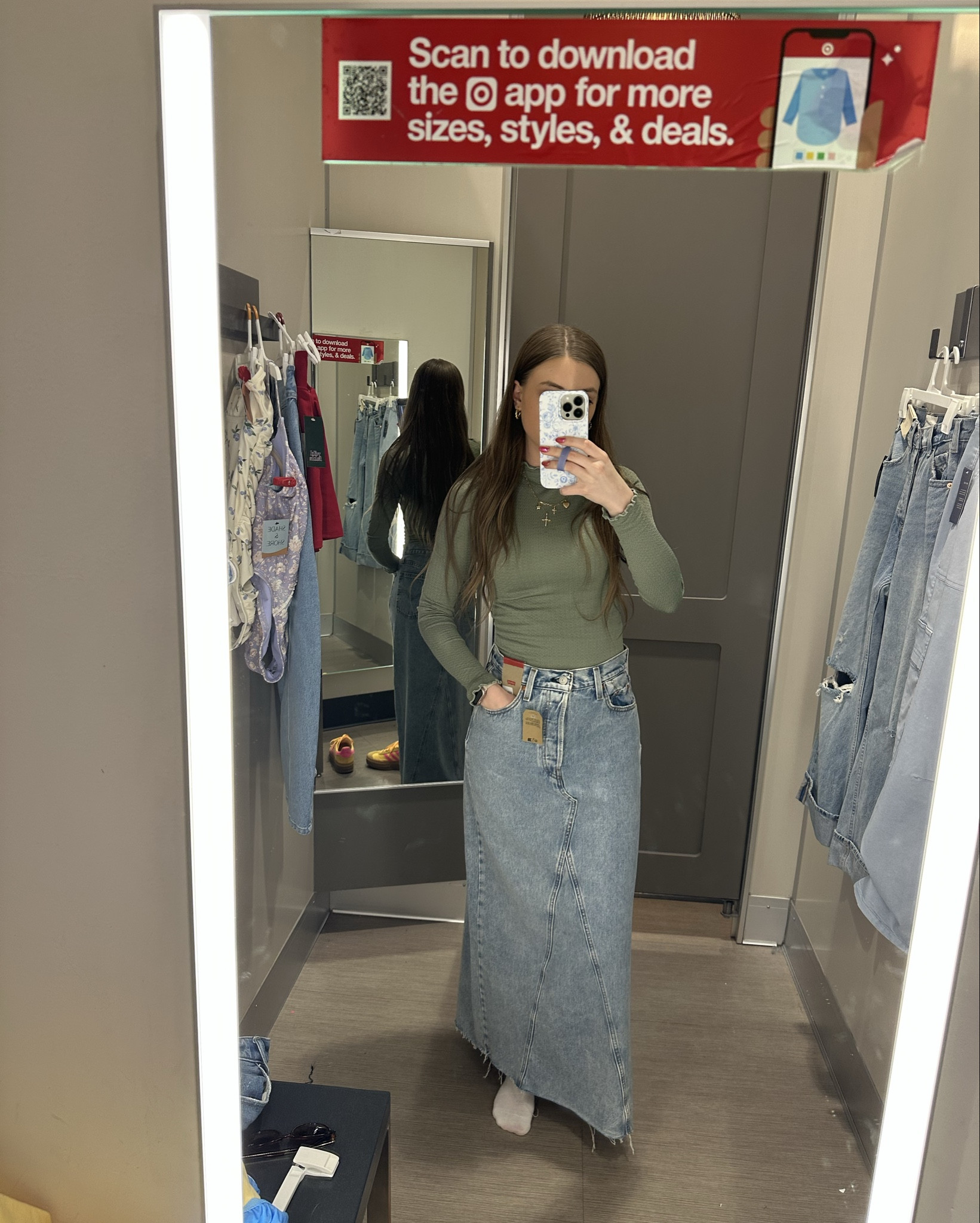 Levi skirt!

I’m 5’9”, 130 pounds and wearing a size 26. Runs a little big but I like wearing it slightly low rise.

Picked this up at Target but I don’t see it online… linked in here directly from Levi’s as well as JCPenney and Kohl’s 


Long denim maxi skirt, Levi long denim skirt, raw hem distressed skirt, button fly denim skirt side slit

#LTKFindsUnder100 #LTKSaleAlert #LTKStyleTip