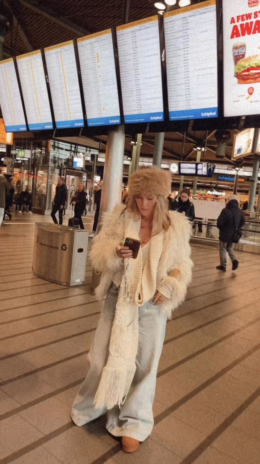 Baggy oversized jeans 💙💙 and off course linked our total looks and similar styles to recreate these looks xoxo 
.
.
#jeans #denimgirls  

#LTKFindsUnder50 #LTKU #LTKMostLoved