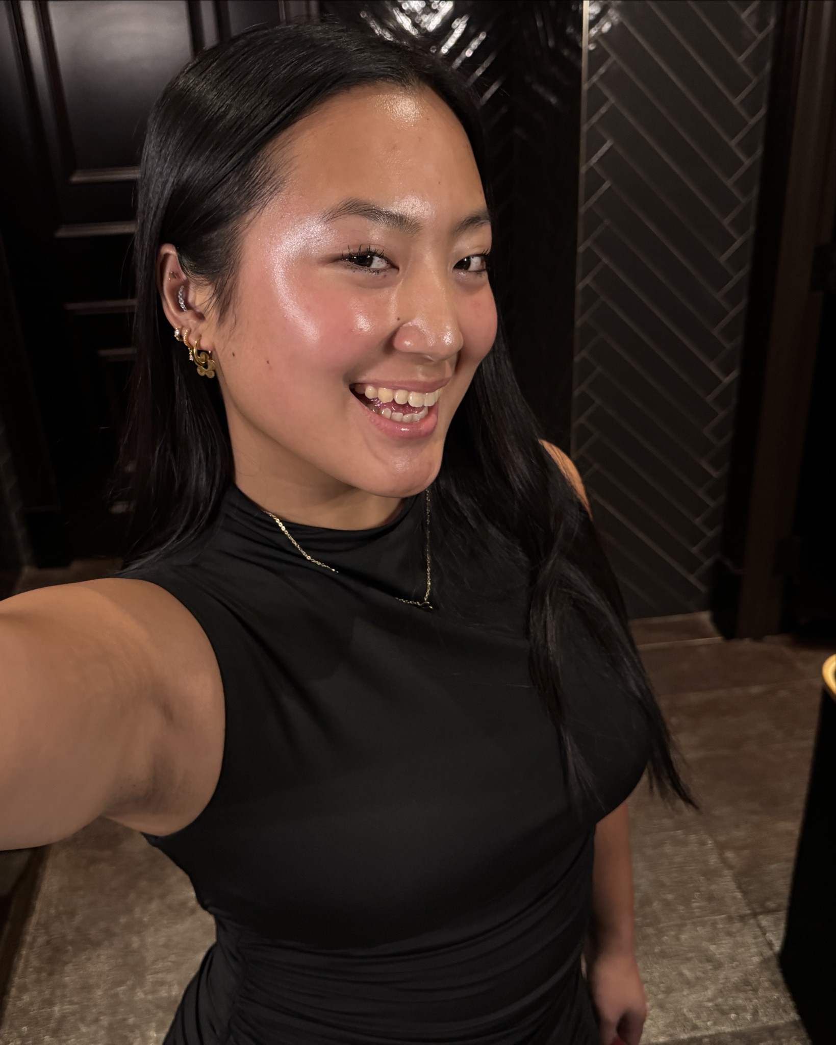 This highlight is so beautiful and eye-catching! Love it on a night out. 

#LTKmorningroutine #LTKBeauty #LTKgrwm
