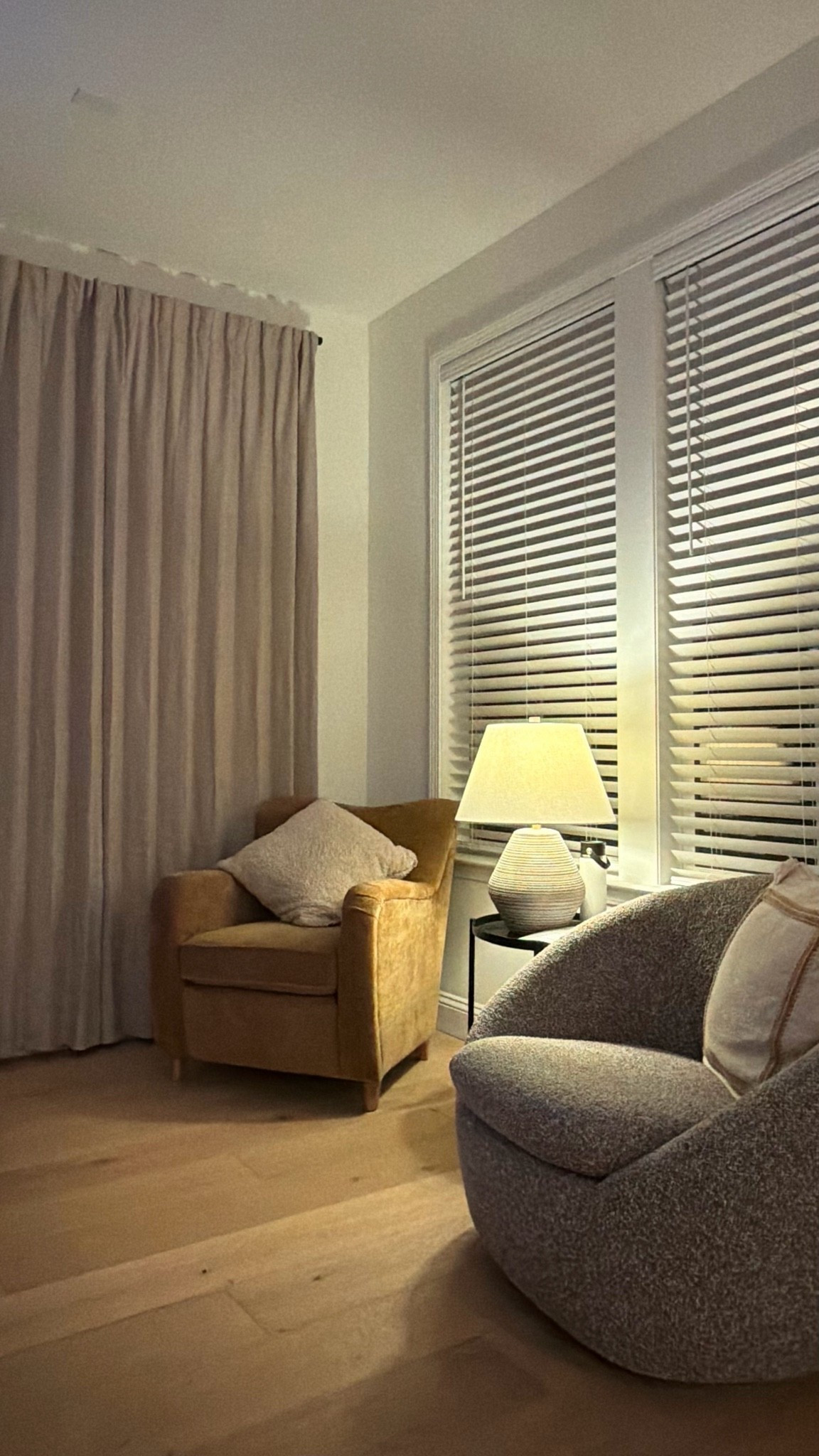 Faux wood blinds instantly make a room feel more finished + custom without spending $$$ on window treatments. We love cordless 2” slats because they look cleaner, feel more high-end, and hold up way better in humid rooms than real wood 👏 
#affordablewindowtreatments
#customlookblinds

#LTKHome