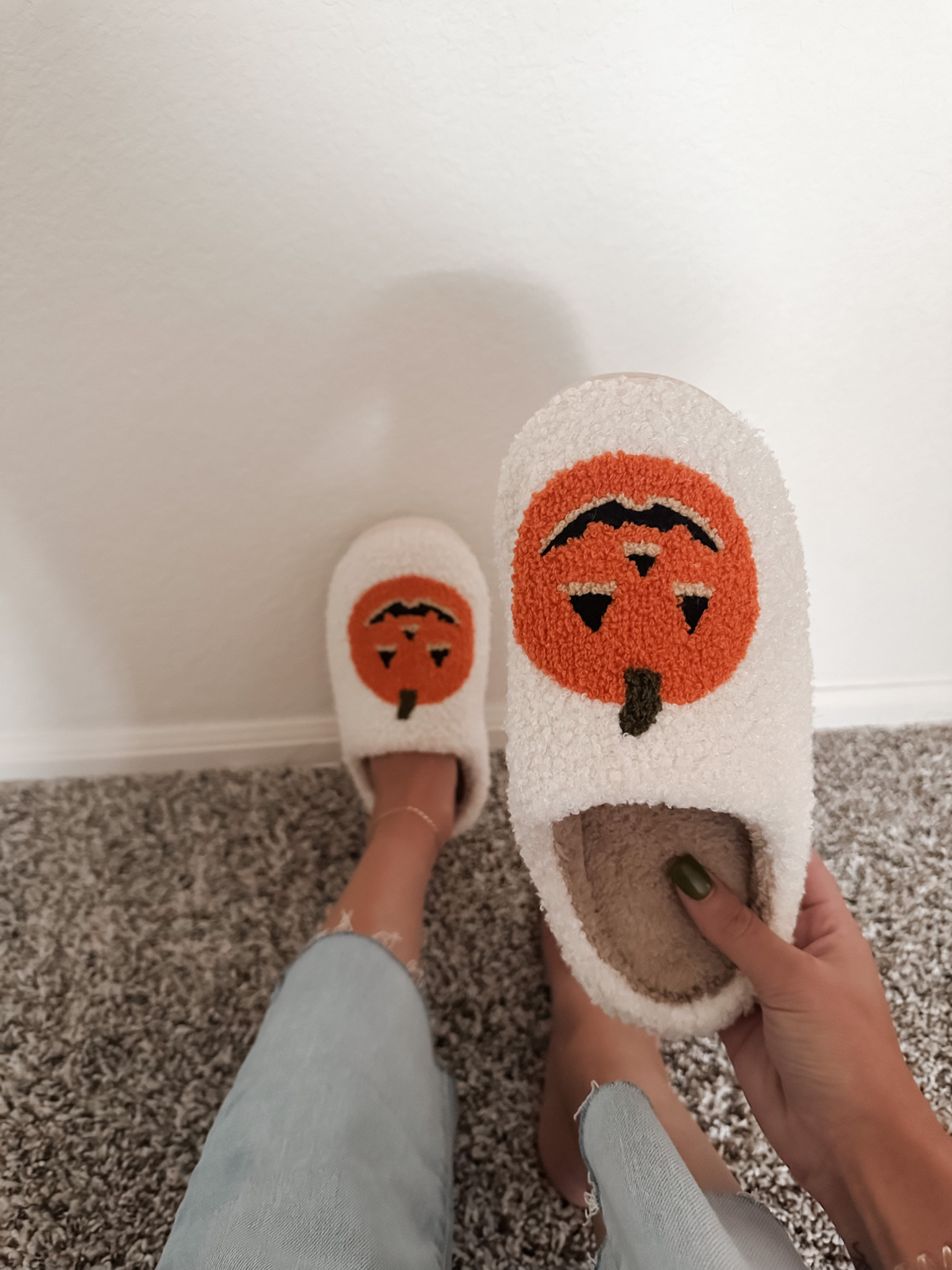 Halloween slippers🎃

#LTKfindsunder50 #LTKHoliday #LTKSeasonal