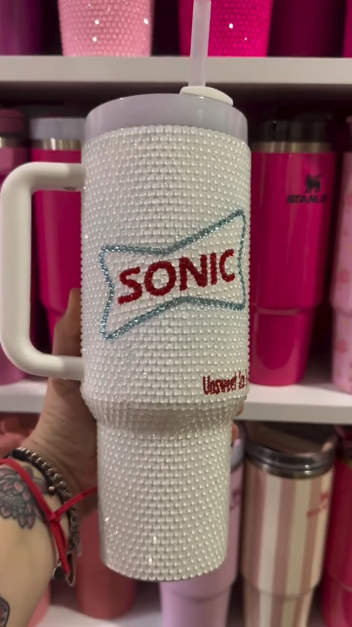 When you think you are recording the entire process and your iPhone glitches. I think it’s time for an upgrade. 😭

Everything used is linked on my bio 

#asmrsounds #asmr #sonic #customtumblers #stanleytumbler