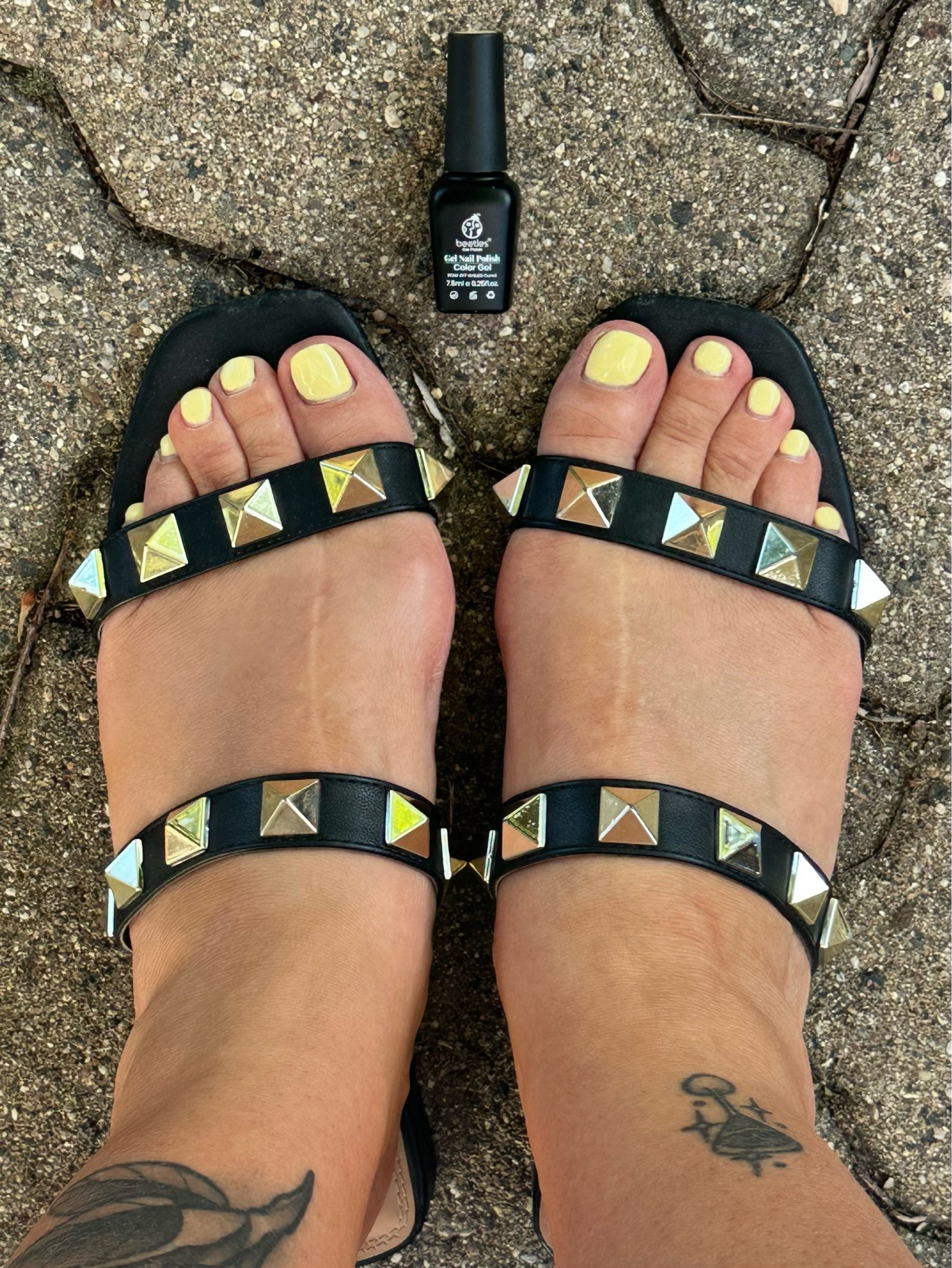 Yep, I’m giving away free feet pics! If you want more, you’ll have to pay - just DM me 😉