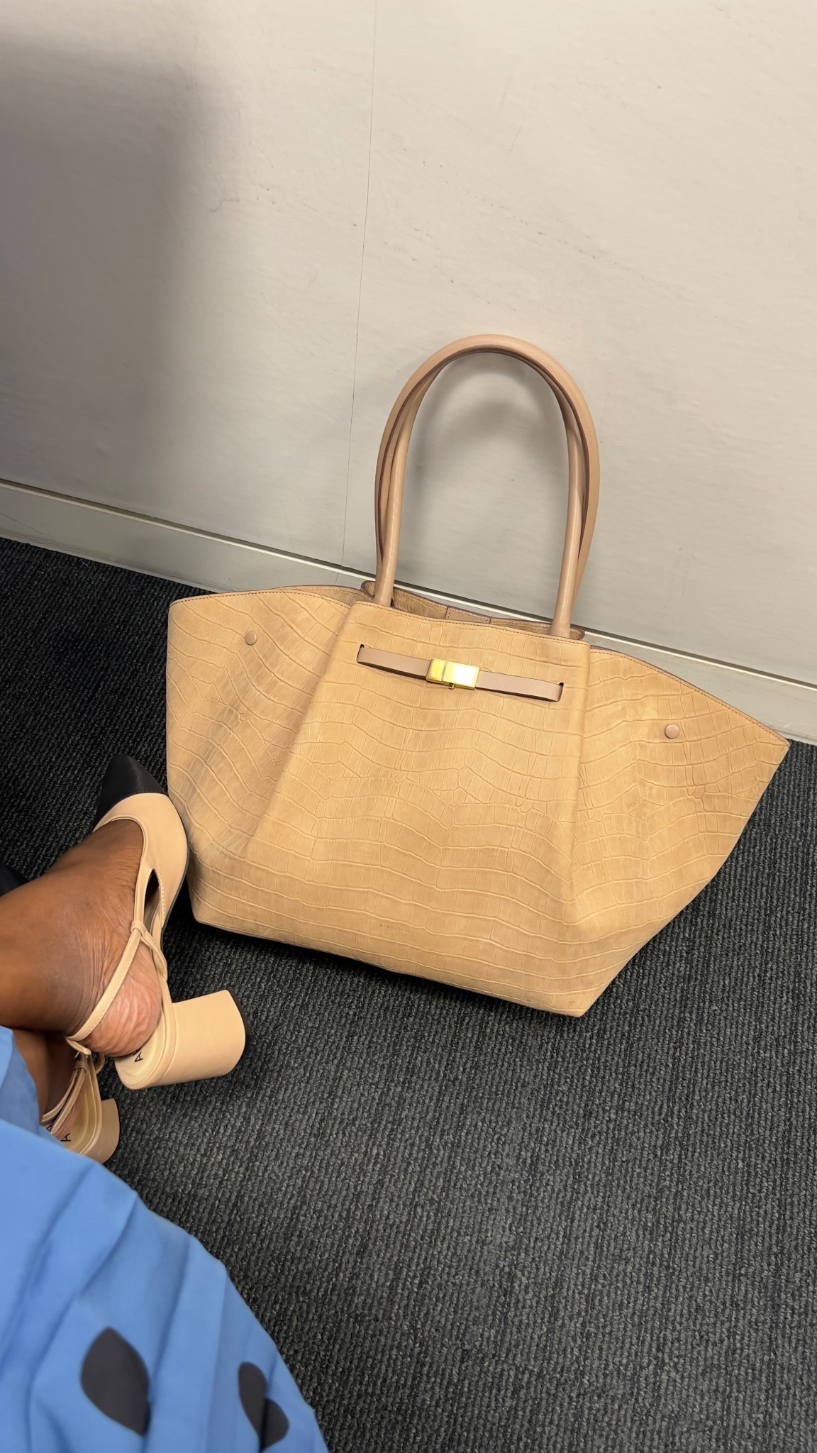 Office accessory - Work bag, work shoes

Slingback are perfect for the office - business in front, casual at the back.
This is under £40 and available for my uk babes.

#LTKbag #LTKshoes #LTKworkwear