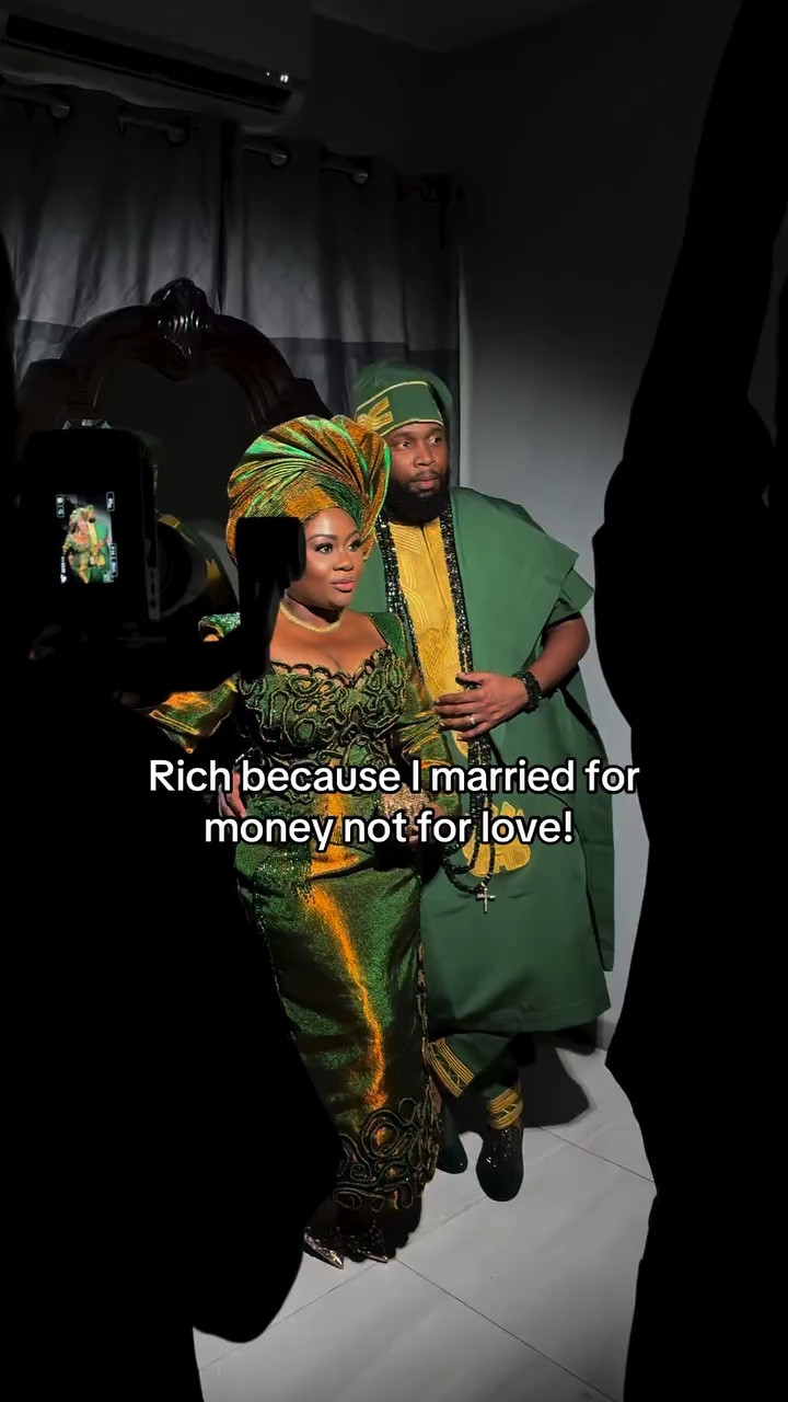 Marry rich and love will follow! 

I’m just joking! I married for both 😂😩😩

#marriedlifebelike #hypergamy #fordfamily #marryrich