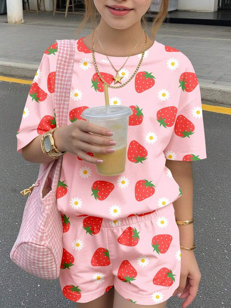 Cream Pink, Sweet Girl Strawberry Floral Pattern, Tween Girl Casual Comfortable Round Neck Short Sleeve T-Shirt And Shorts Set, Suitable For Spring/Summer Daily, Holiday, Festival, Outing, Spring Vibes, Summer Vibes, Spring & Summer Outfits, Easy Comfort, Stylish Girl Set, Casual Wear, Kids Floral Graphic Clothes, Spring & Summer Set, New Style, Chill Chill, Chill Summer Vacation, Girly Style Strawberry Outfit Girls Summer Coord Set Cute Summer Sets Strawberry Outfits Girls Cute Outfits | SHEIN