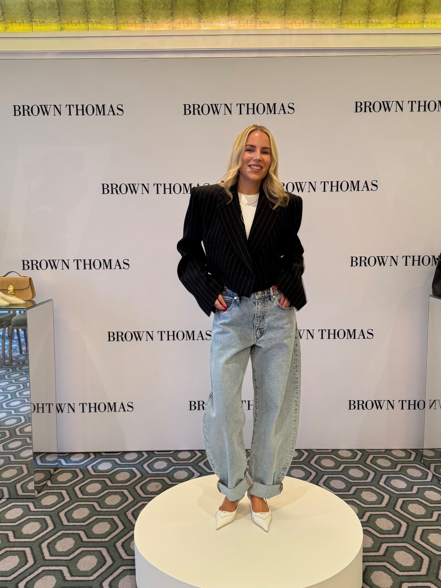 Cropped blazer and barrel jeans for spring 🩵

#LTKspring #LTKstyletip #LTKeurope