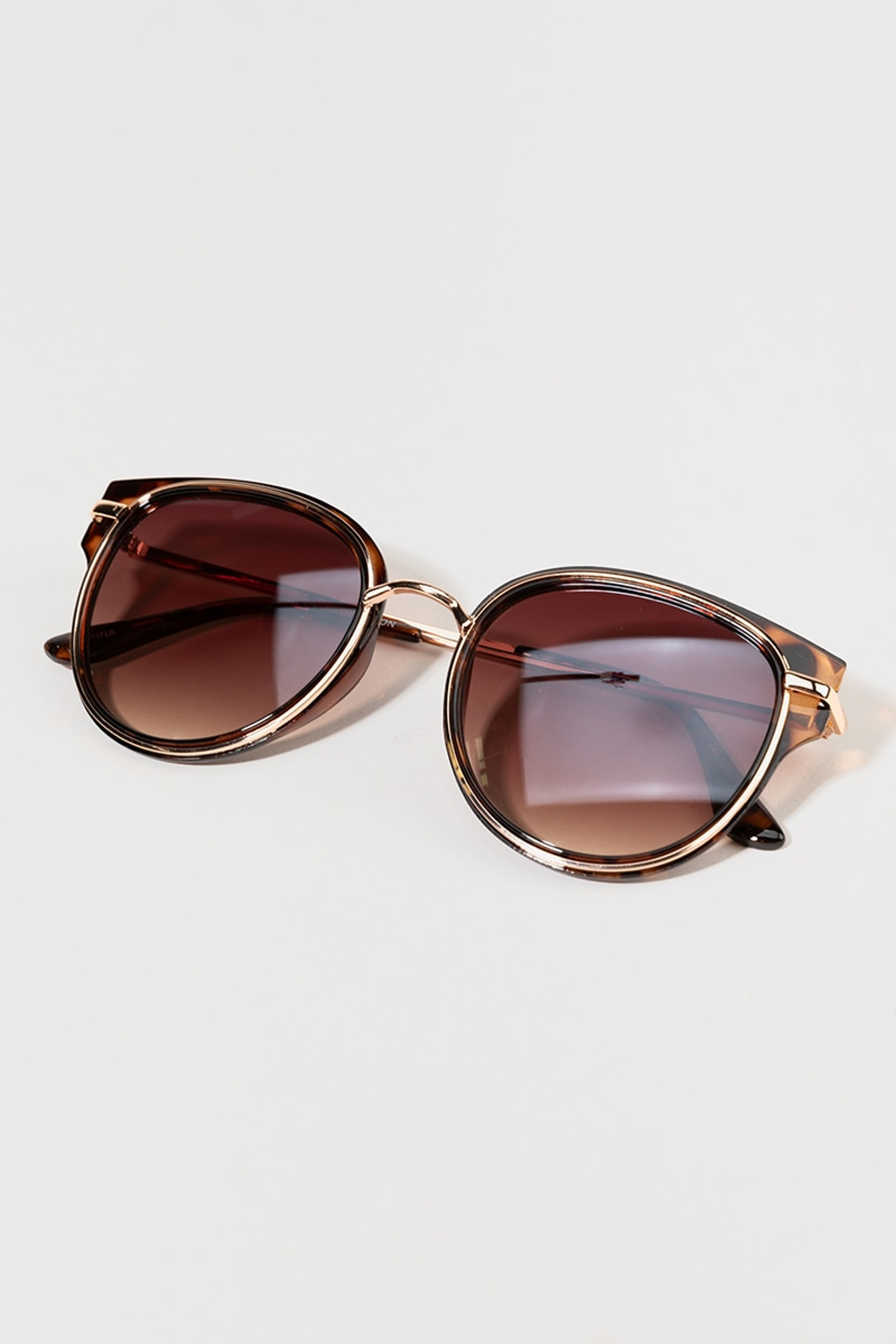 Roseanne Wide Temple Sunglasses | Francesca's