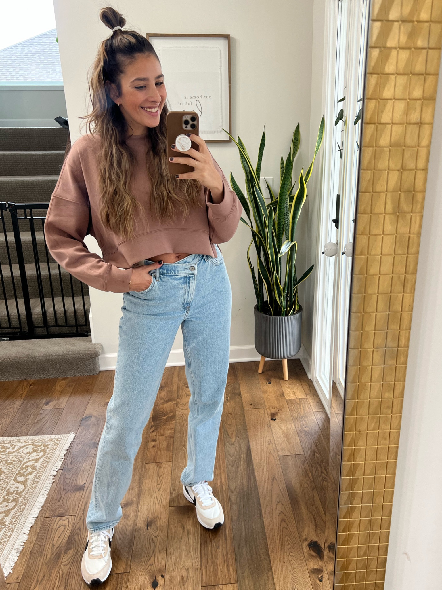 Jeans, sneakers and cropped sweater!


#LTKxAF #LTKstyletip #LTKsalealert