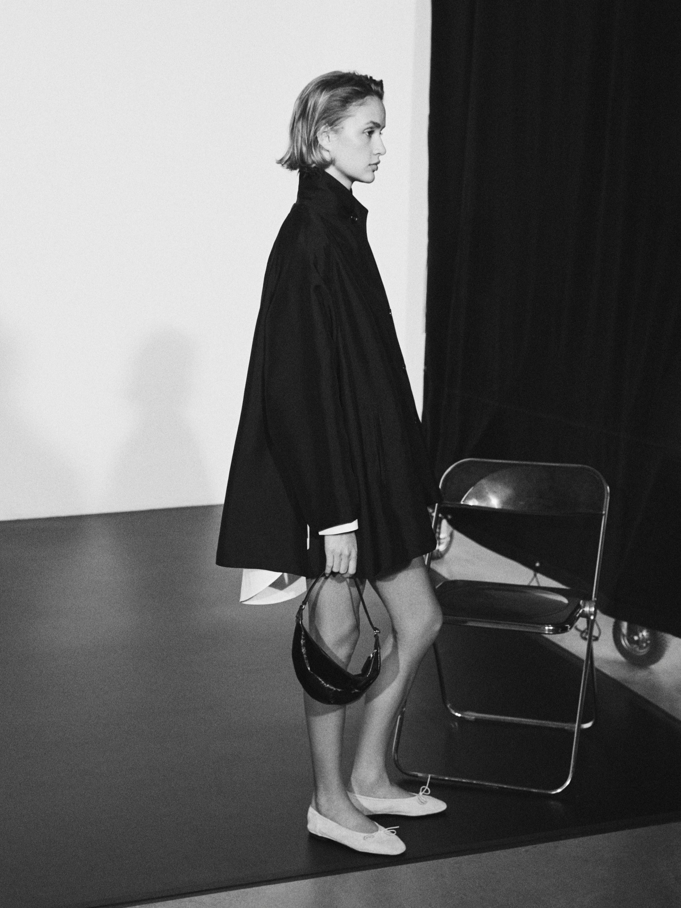 Fließendes weites Cape mit Knöpfen | Massimo Dutti DE