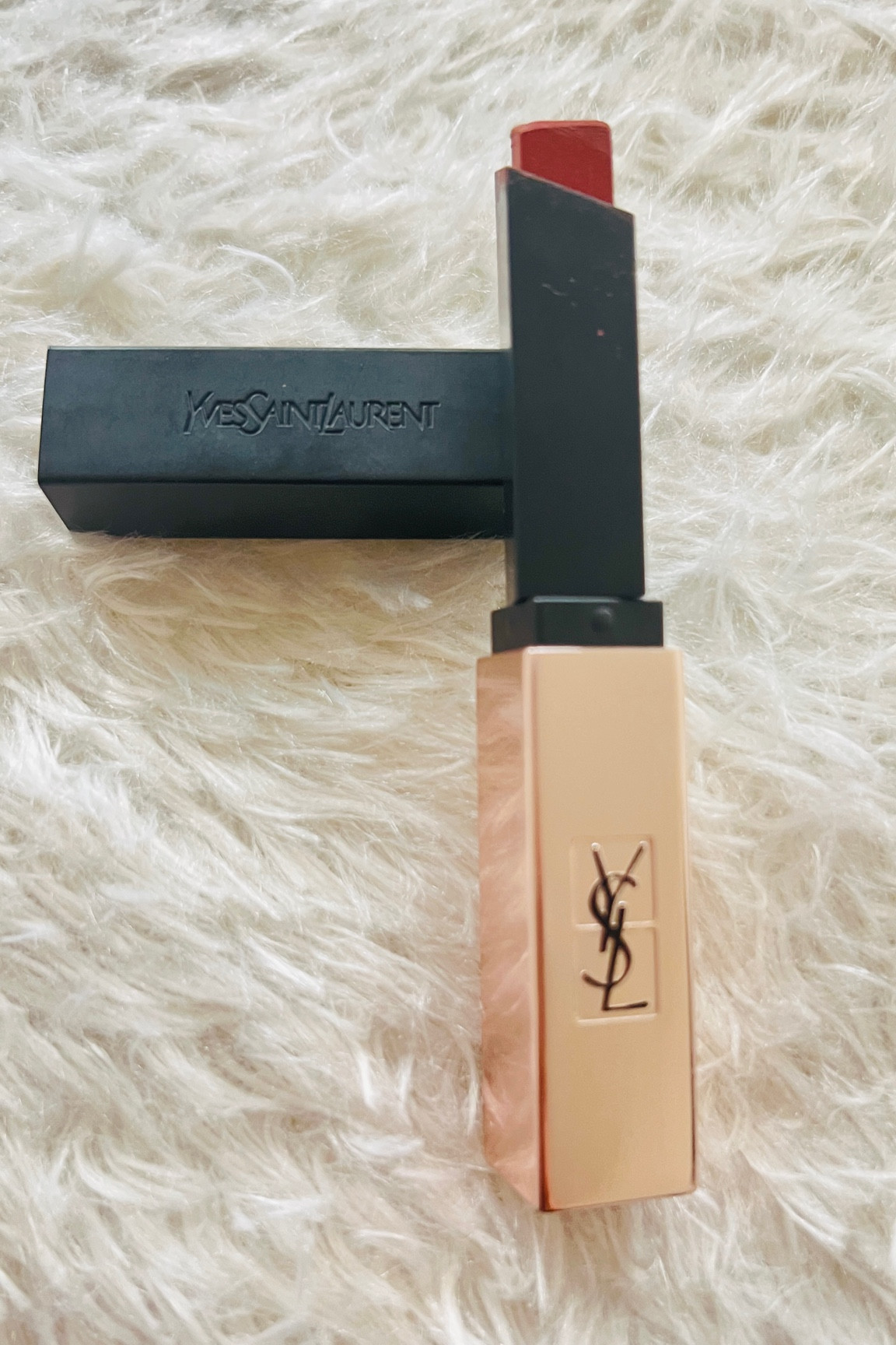 YSL The Slim Glow Matte 311 lipstick
for "muse" beauty
Design, lipstick material "fascinating" with
"glow matte" texture, YSL Slim 311 is enough to make the sisters "go crazy" but the red and earth pink lipstick color is surprising to the extreme level of emotion.
Transgressive cocoa red elegant and interesting
It is a mixture of seductive red, warm brown and equally feminine with a very light pink base, which promises to capture every man's heart from the first touch.
This gold-rose cover is so beautiful, the metal is brightening so holding in the hand is both girly and luxurious.#LTKNYFW 

#LTKFindsUnder50 #LTKCyberWeek #LTKBeauty
