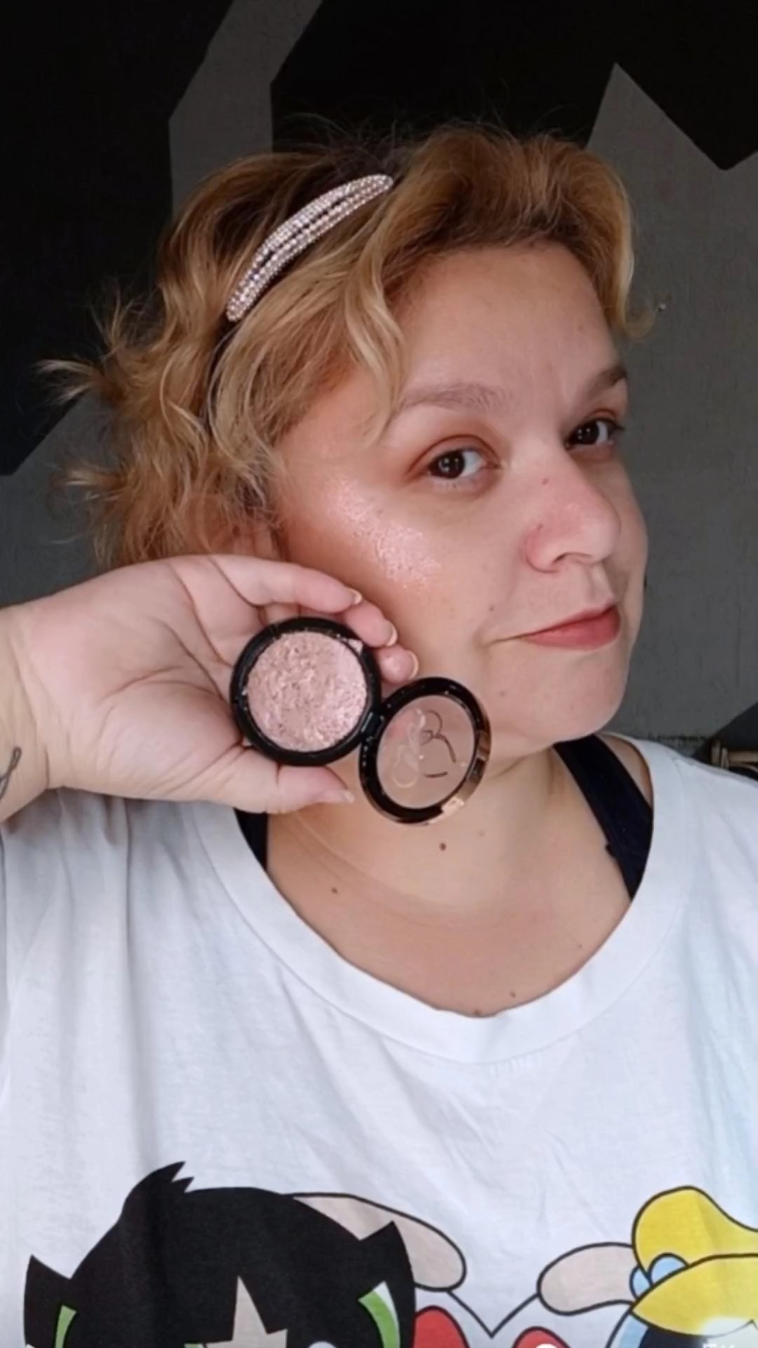 O Iluminador Bruna Tavares Minnie Mouse Mirror Sequin Effect é um produto multiuso, possui uma combinação intensa de pigmentos brilhantes prensados em uma fórmula macia, que promove fácil aderência e o máximo de entrega na aplicação.Esfuma muito bem mas por ser flocado demora um pouquinho para um acabamento uniforme.  A embalagem é maravilhosa em tons de preto e rose gold..#Maquiagem #Iluminador

#LTKbeauty #LTKbrasil