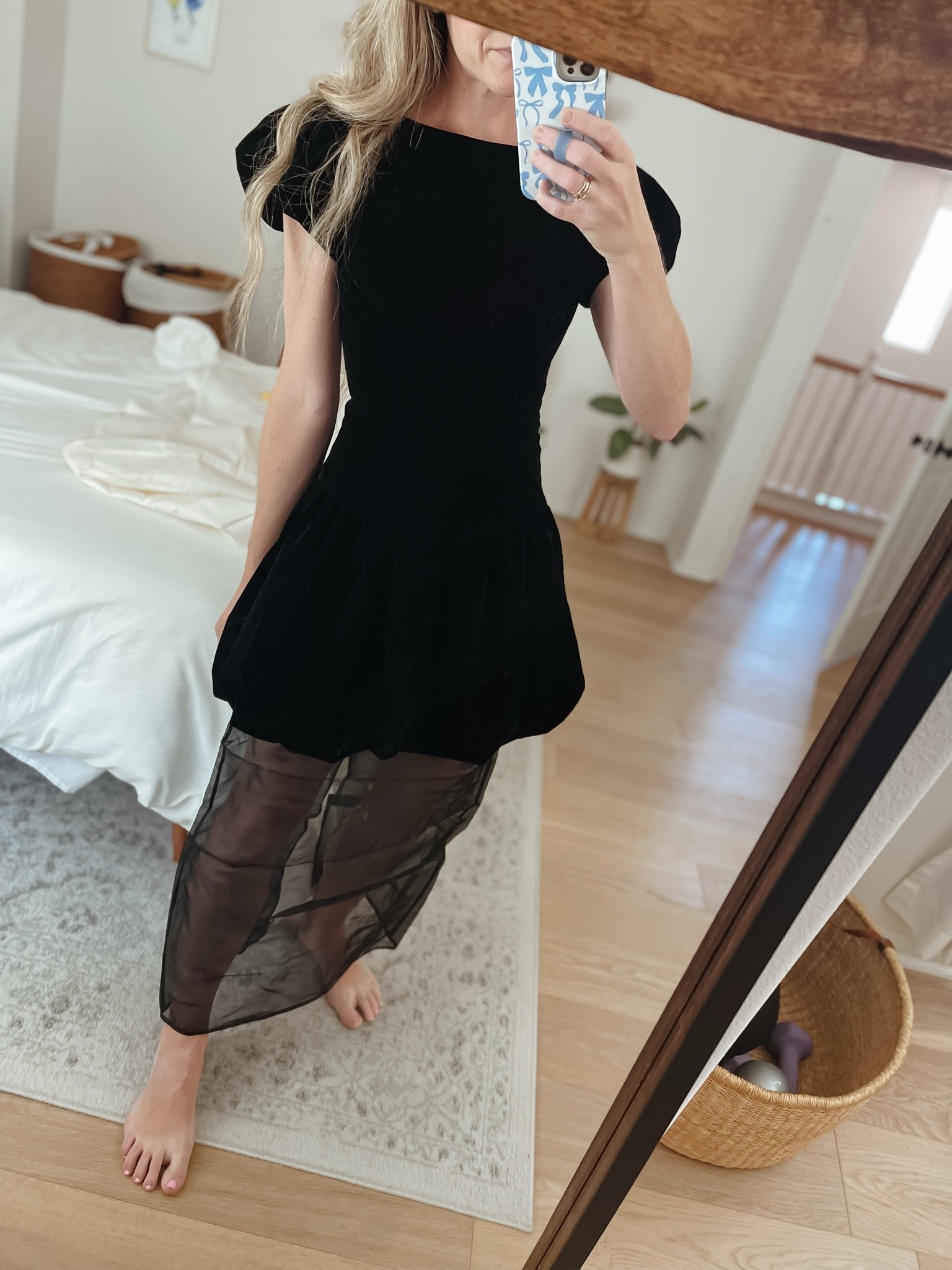 This dress is perfect for the holidays! Velvet bodice and sheer skirt. Fits TTS, wearing a UK8/US4.