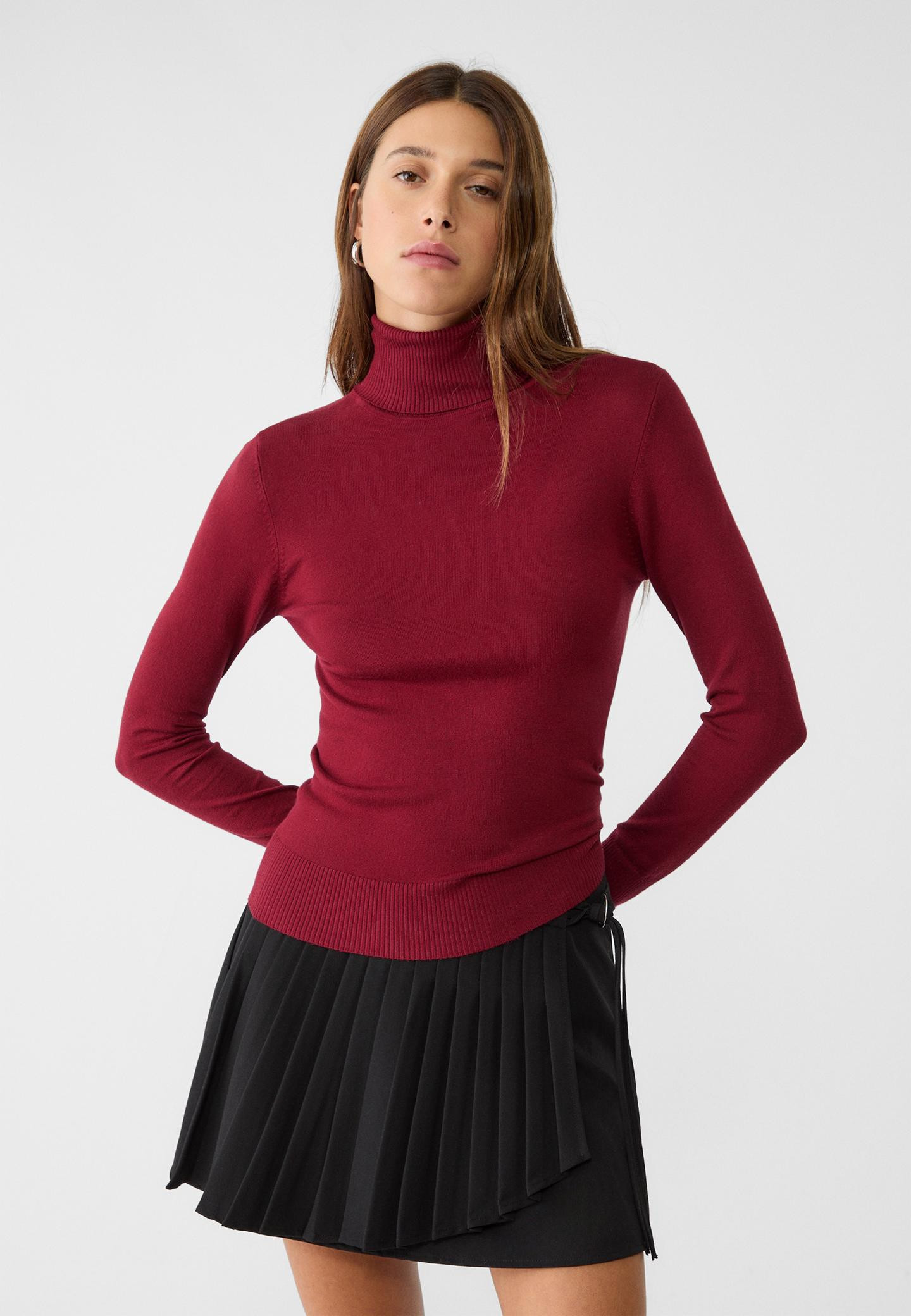 Pull moulant en maille avec des manches longues et un col roulé à revers. Disponible en plusieu... | Stradivarius (FR)