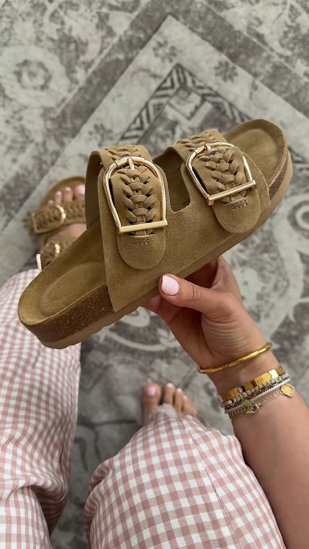 Comfy cute sandals 40% off right now!
True to size 

#LTKSaleAlert
