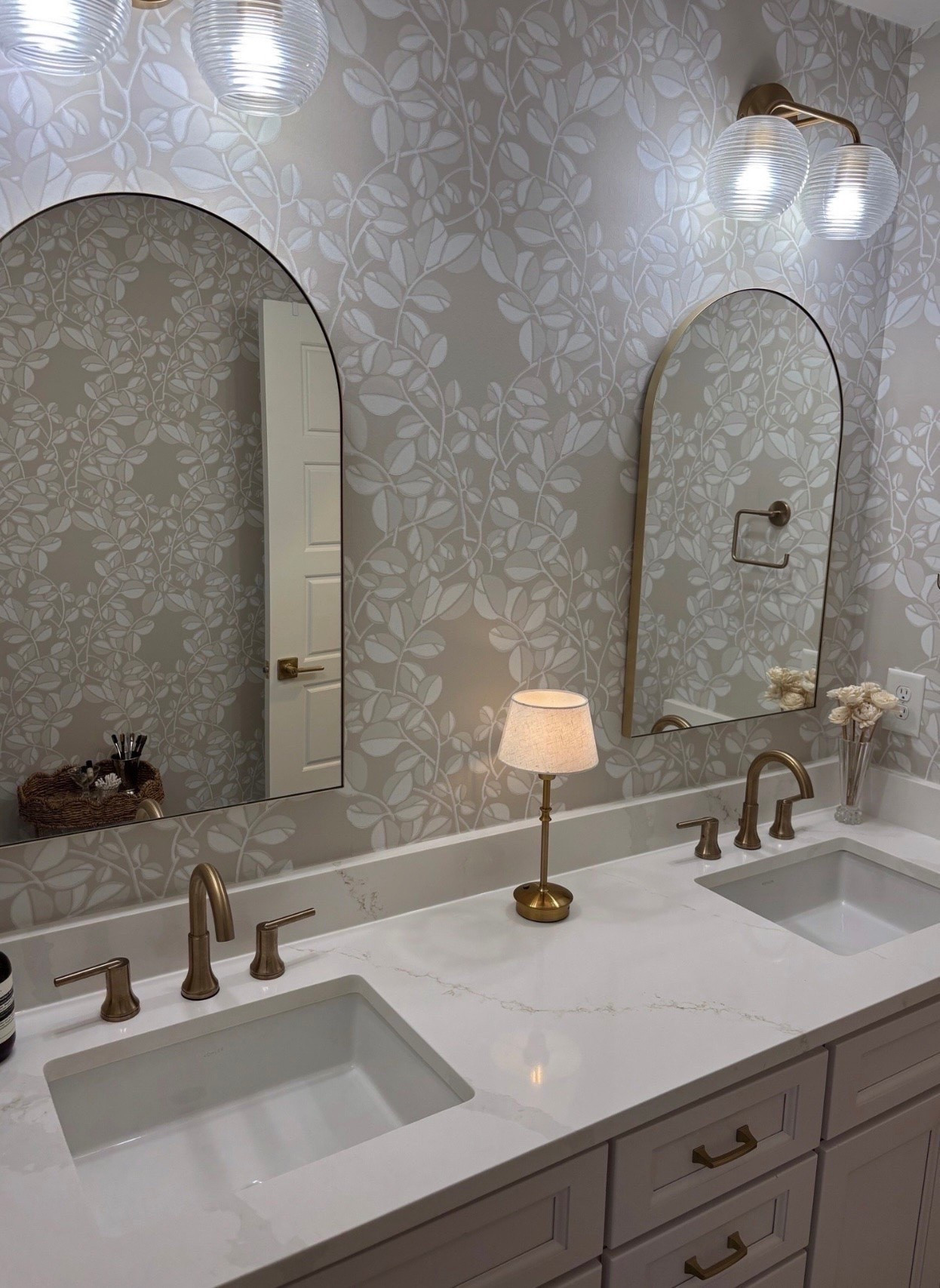 Love this cordless lamp in my guest bathroom 🤍





Home decor, minimalism, neutral, guest bathroom, decorating, lighting, sidneymarieduke

#LTKHome