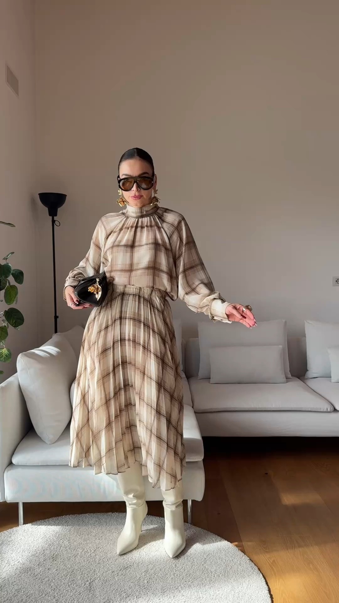 This Mango checked total look is such a beautiful fall outfit and the best part is that both pieces work perfectly on their own too.

I’m 173 cm / 5’8” and wearing Size S. I usually wear EU 36 / UK 8 / US 4.

The checked blouse has a fluid feel with a slight transparency, a straight cut, shirt collar, long sleeves, buttoned cuffs and a button front.

I paired it with the matching brown checked pleated midi skirt. It has a softly flared shape, mid rise waist, adjustable elastic and an inner lining.

Worn together, the print creates such a polished statement look.

Separately, the blouse works with denim, tailored trousers or a plain skirt. The skirt looks beautiful with cream, chocolate brown, black or camel knitwear.

Add boots, loafers or heels depending on the mood.

This is exactly the kind of set that gives you one strong total look and several extra outfits after.

🔎 Mango checked set, Mango total look, brown plaid outfit, checked blouse, pleated midi skirt, brown fall outfit, autumn matching set, fall skirt outfit, checked shirt outfit, coordinated set women, elegant fall outfit, boots and midi skirt, loafers outfit women, neutral fall style, mix and match outfit, autumn capsule wardrobe