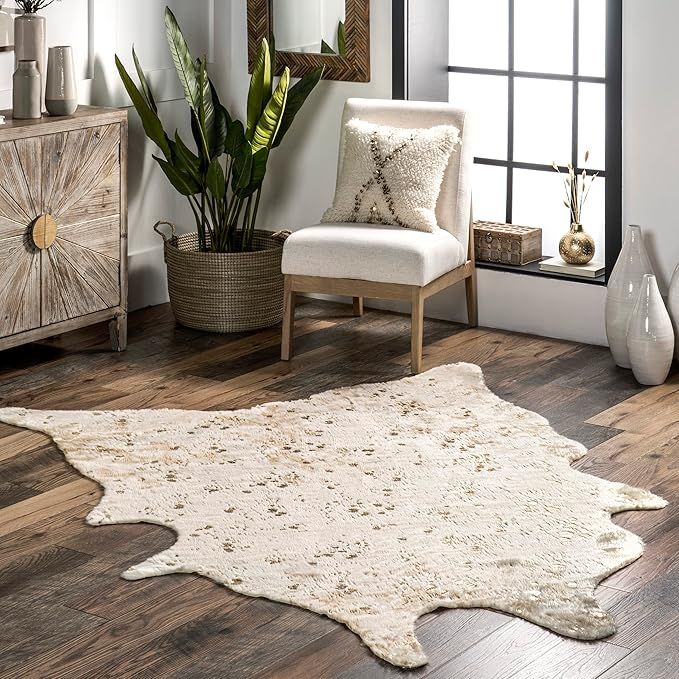 nuLOOM Iraida Contemporary Faux Cowhide Area Rug, Shaped 5x7, Off-white | Amazon (US)