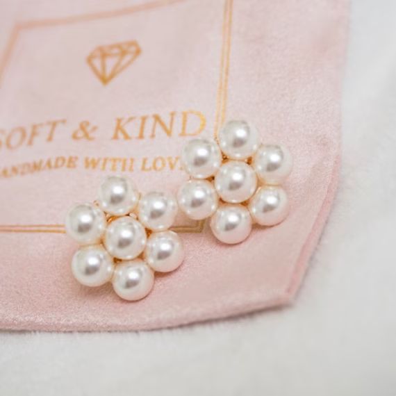 Pearl stud earrings, Kate middleton flower earrings, Wedding pearl earrings, Bridesmaid gift, Mot... | Etsy (US)
