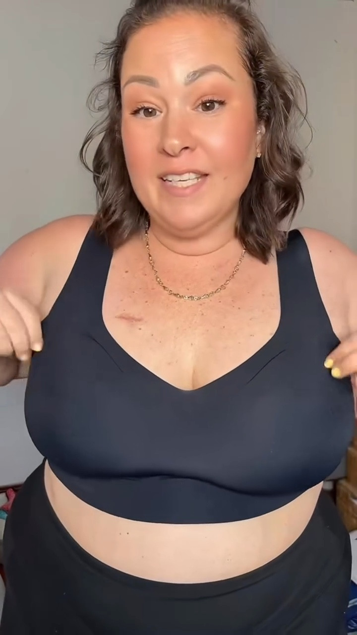 Supportive, full coverage & comfy wirefree jelly bra 👏🏼  and it sizes up to 6XL. I’m 46DD/DDD wearing the 4XL for reference. 

#plussize #plussizebra #bra #wirelessbra #jellybra #seamlessbra #comfortablebra

#LTKPlusSize
