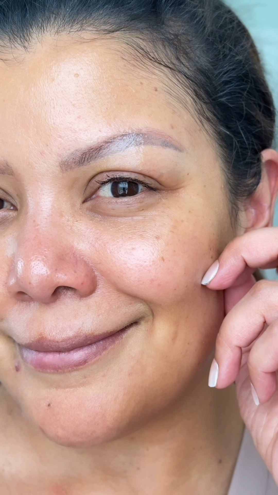 Esta esencia llegó a mis manos y mi piel dijo… sí, por favor. 🤍

La bellba Dewy Rice Brightening Essence es de esas piezas que sientes diferencia desde la primera aplicación, tono más uniforme, piel más luminosa, poros menos visibles.

Para las que estamos en esa etapa donde cuidarnos es un acto de amor propio… esto es para nosotras. ✨

PR gifted | #bellba #SkincareOver40 #PielRadiante #MujeresOver40 #RiceEssence #CuidadoDePiel #LatinasOver40 #MidlifeSkincare #GlowingSkin #EssenceSkincare