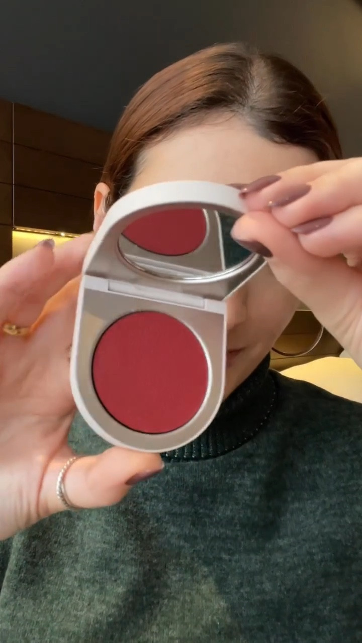 Blush Rose Inc Divine Lip & Cheek
Color cor Dahlia
Vídeo bem simplesinho pra mostrar a aplicação desse blush maravilhoso de Rose Inc, que acaba de aterrisar na nossa querida Nave Mãe, Sephora Brasil!
Esse é o meu primeiro produto da marca, recebi no evento Hot Now! E, eu AMEl a cor, a pigmentação, como estuma e o acabamento.
É um produto multi-uso e pode ser usado no rosto e nos lábios.
Super pigmentado, mas esfuma fácil e tem uma translucidez bem elegante! Deixa a pele iluminada ao mesmo tempo que dá um efeito blur e atenua o aspecto dos poros. Apesar de ser um blush com a fórmula hidratante, ao ser esfumado fica com um toque de pó mas, com aparência de pele leve e saudável!
E, assim como todos os produtos de Rose Inc, a fórmula também trata da pele enquanto colore! O melhor dos dois mundos!

#LTKbrasil