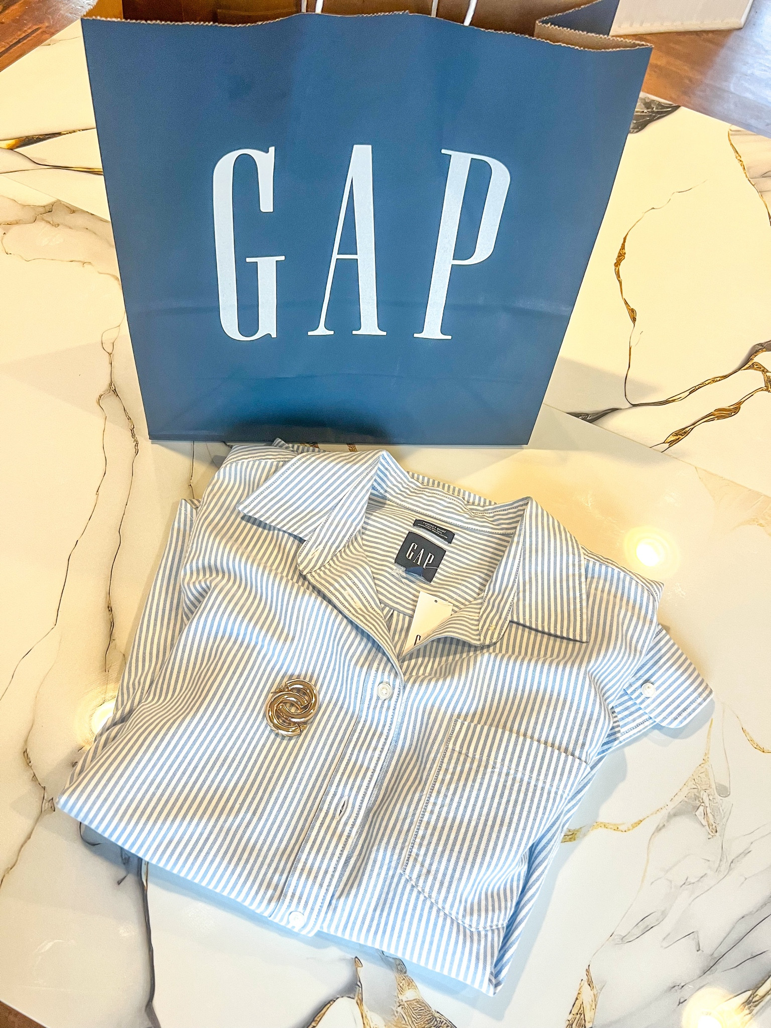 For my old money aesthetic lovers! This is so good. 

Beautiful top and chuncky gold jewelry 
And I’m linking the jeans in obsessed with from the gap. 
