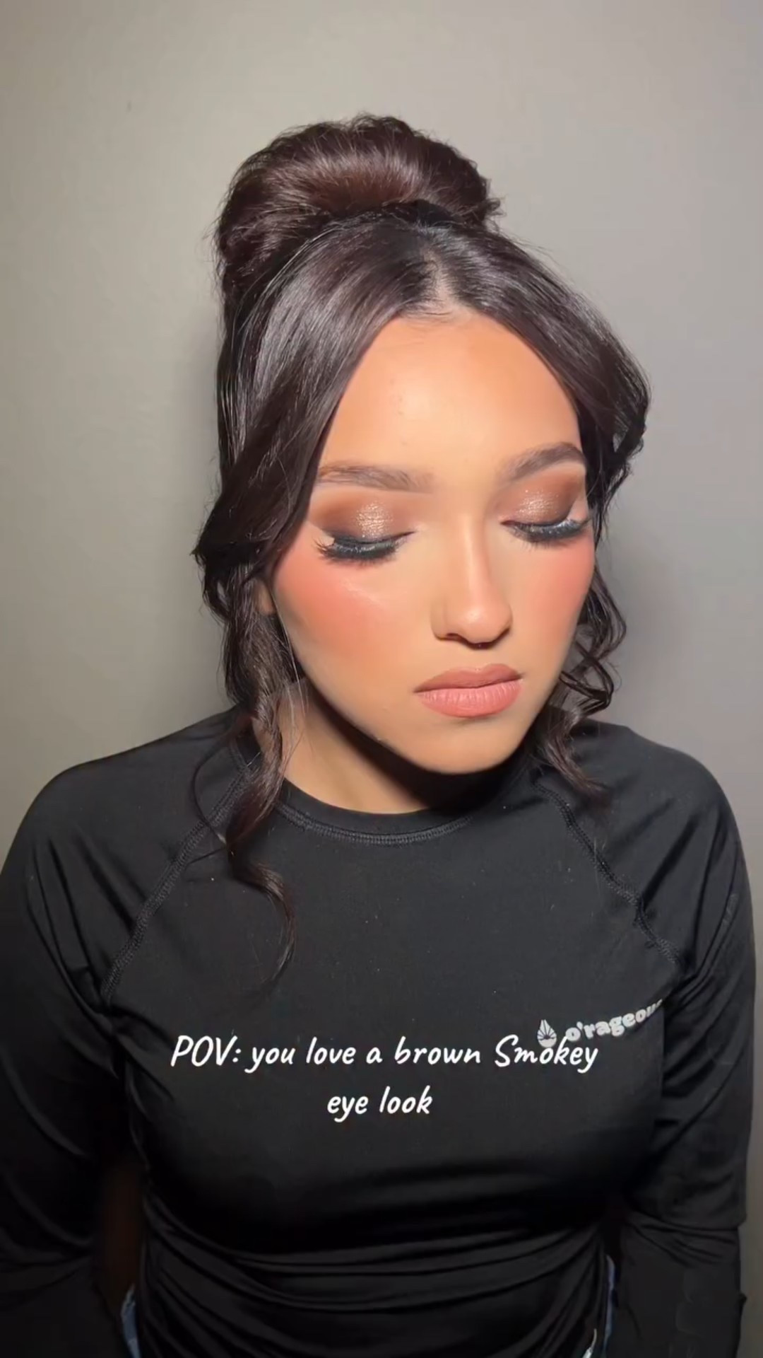 Raise your hand if you also love a brown Smokey eye look ✨🤩

Type “eyes” in the comments if you want to know what products I used and I’ll send you the list 

#brownsmokeyeyemakeup #dallasmakeupartist #dallasmua #explorepage #makeuptutorialsx0x #trendingaudios #makeupforbeginners #trending #makeuphack #easyeyeshadow
