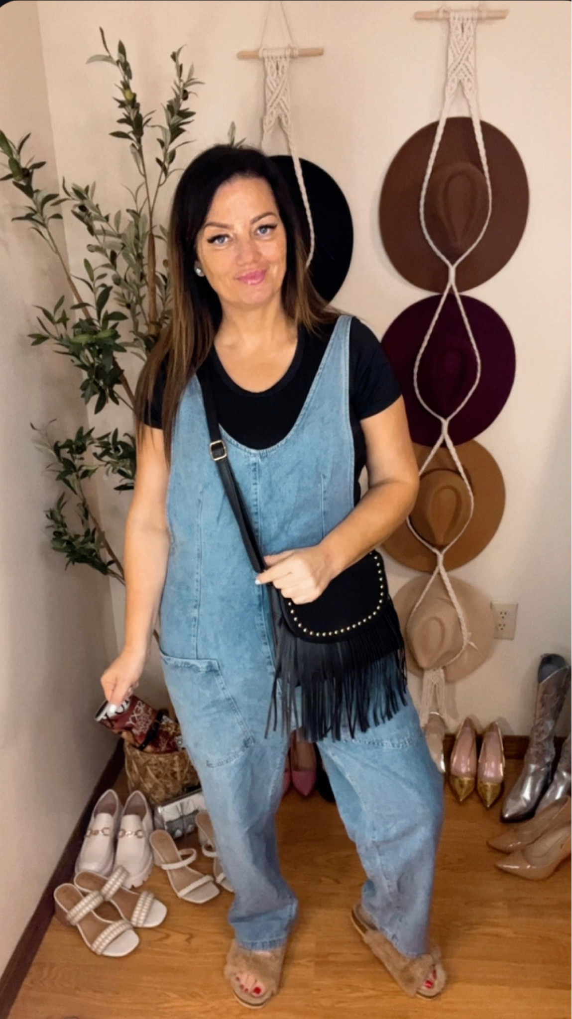 If this doesn’t scream mom vibes?!?? So dang comfy! 

#momstyle #over40style #springoutfit 

#LTKSpringSale #LTKSeasonal #LTKstyletip