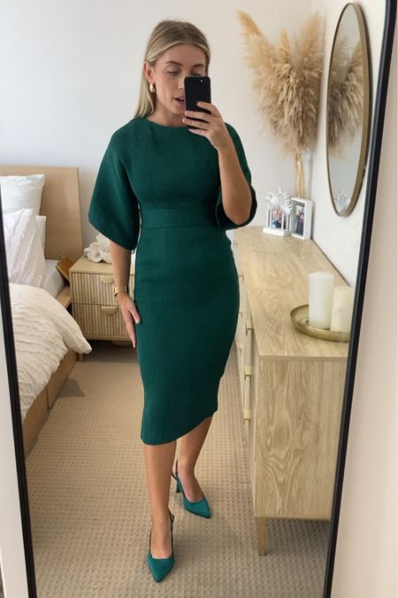 This is my most recent purchased item! This dress is THEE most flattering dress on! It’s so versatile and comes in many different colours! I’ve tagged a few different petite and maternity but honestly it’s defiantly an investment! 
#closetlondon #ribbeddress 