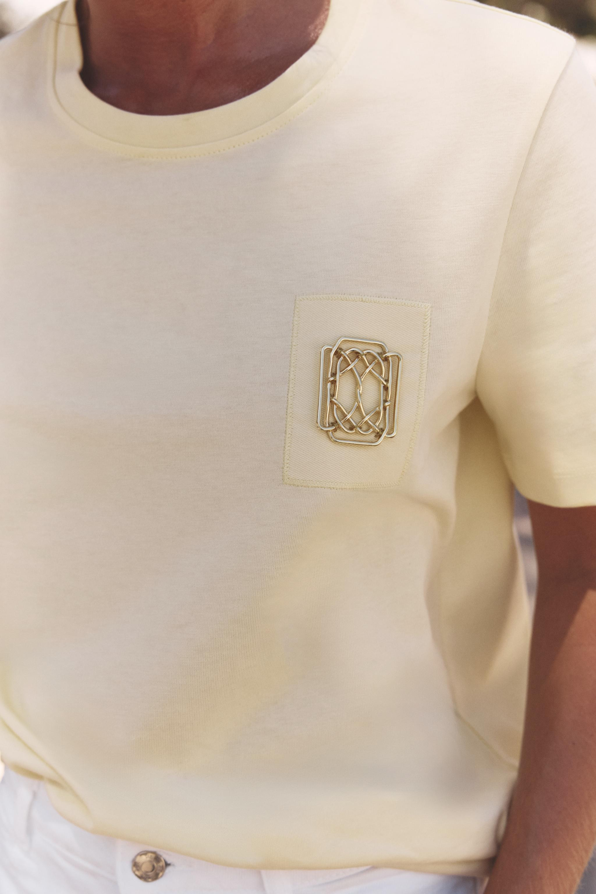 BROOCH CLASP T-SHIRT | Zara UK