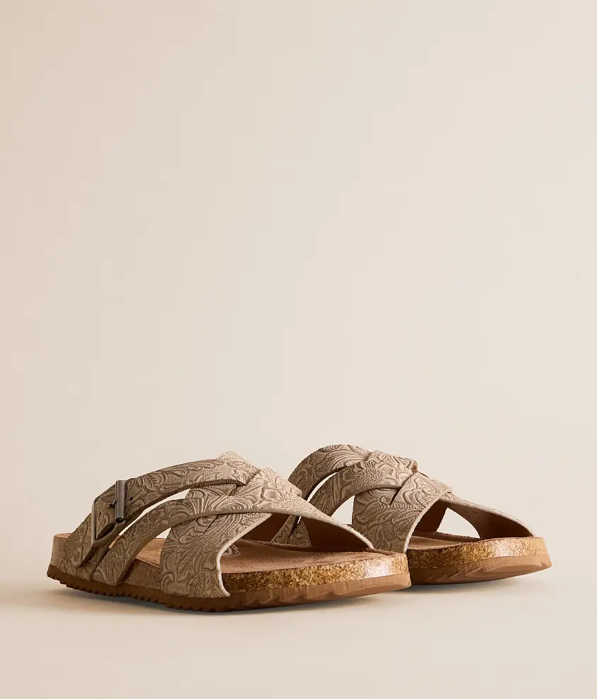 Jayda Tooled Sandal | Buckle
