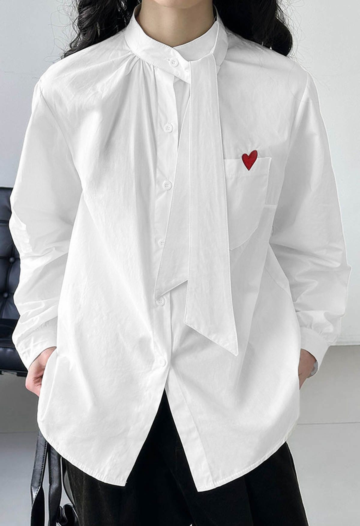 Hemd mit aufgesticktem Herz und aufgesetzter Tasche und Bindekragen | Chicwish