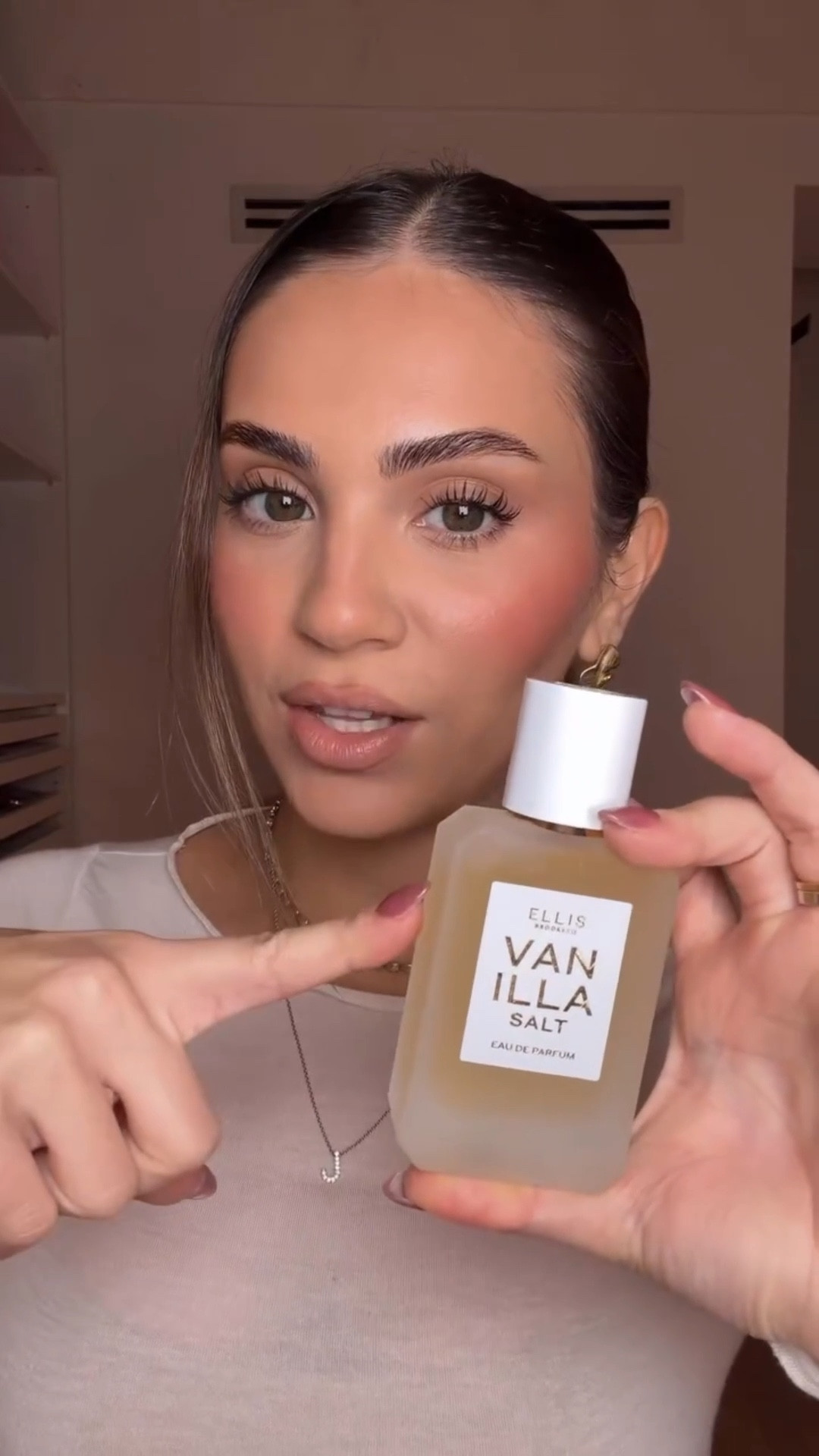 she’s going everywhere with me 👜✨🍦vanilla salt by @ellisbrooklyn is the perfectly balanced, not-so-basic, not-too sweet vanilla of your dreams

#fragrancerecommendations #vanillaperfume #muskyperfume #ellisbrooklynpartner #vanillasalt