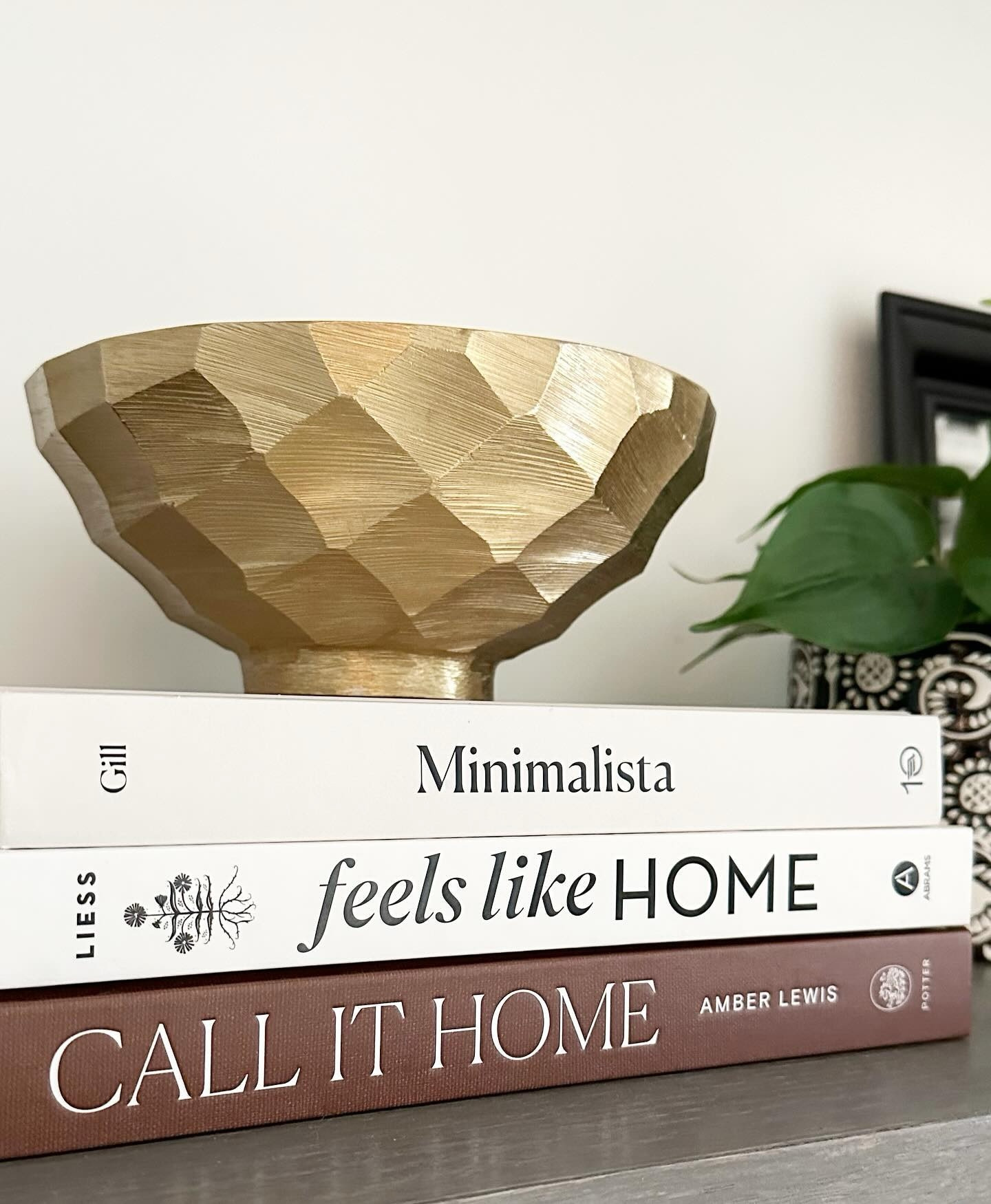 A fun morning styling and accessorizing this beautiful new home at The Row at Westhampton ✨ {and more to come on some pretty amazing wallpaper}! 

#danahenneseydesigns 
#homestyling 
#moderndesign 
#moderndecor 
#rvainteriors 
#rvainteriordesign 
#rvainteriordesigner