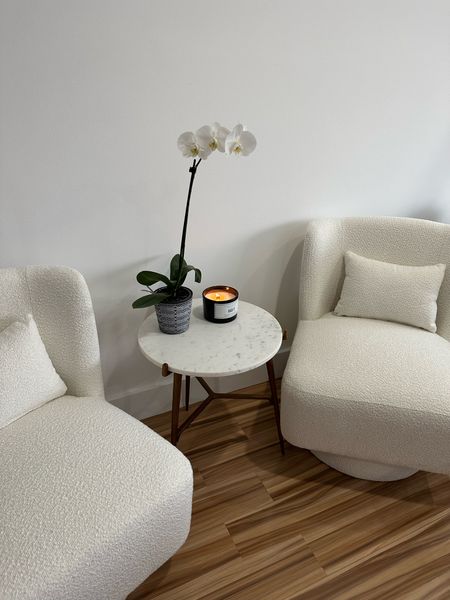 Soft white swivel chairs #whitechairs #upholsteredchairs #whitesoftchairs #swivelchairs #cleanaesthetic