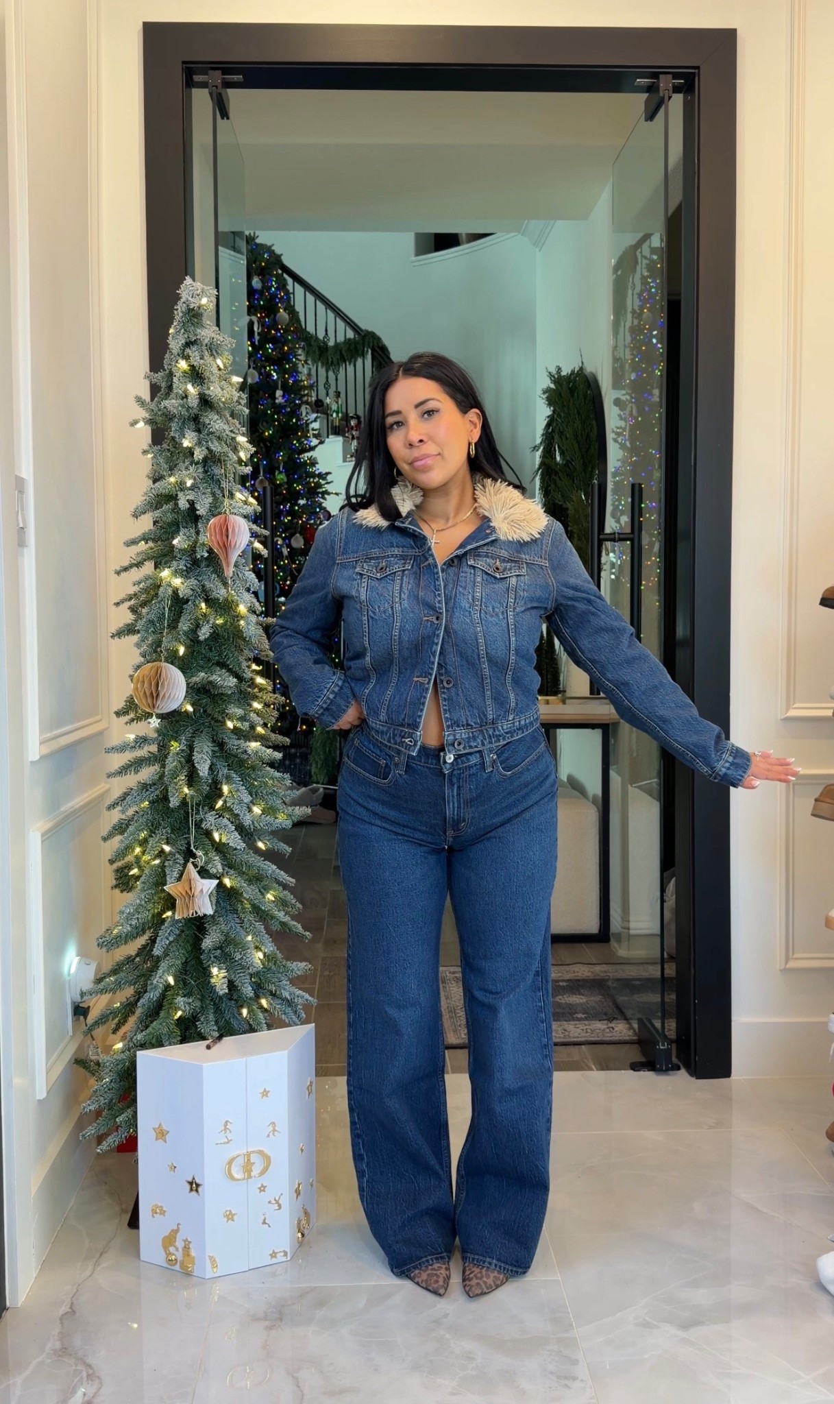#AbercrombiePartner @abercrombie new arrivals are so good- RUN DONT walk before they sell out!!🤝 we love a denim on denim look- and the Sherpa lining is IT😍 

Abercrombie finds
Denim 
Abercrombie denim 
Winter outfit 
Denim Jeans 

#LTKFindsUnder50 #LTKGiftGuide #LTKHoliday