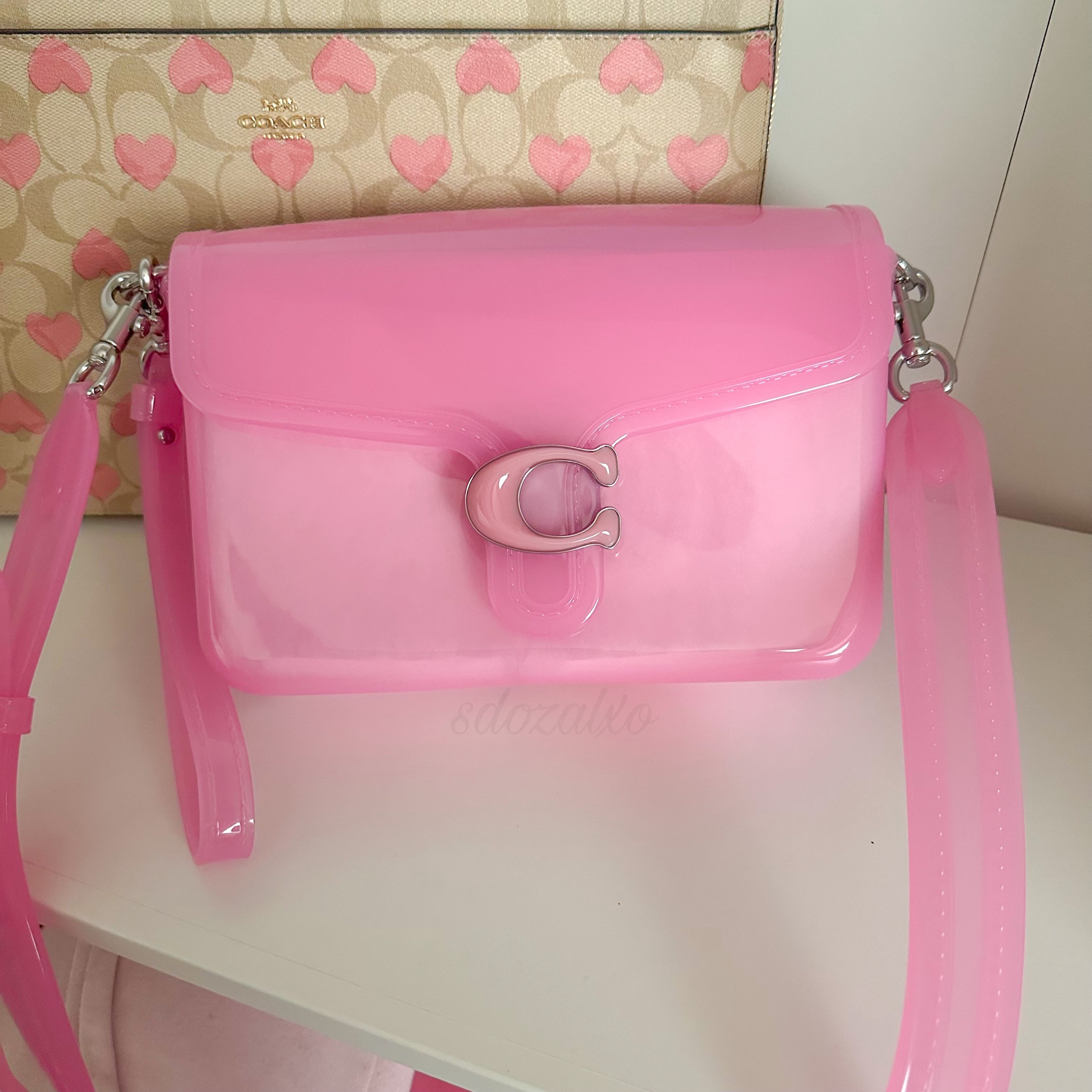 The perfect summer it bag 🩷🙌🏻🫶🏻 #coach #jellytabby #pink 

#LTKGiftGuide 

#LTKItBag #LTKBeauty