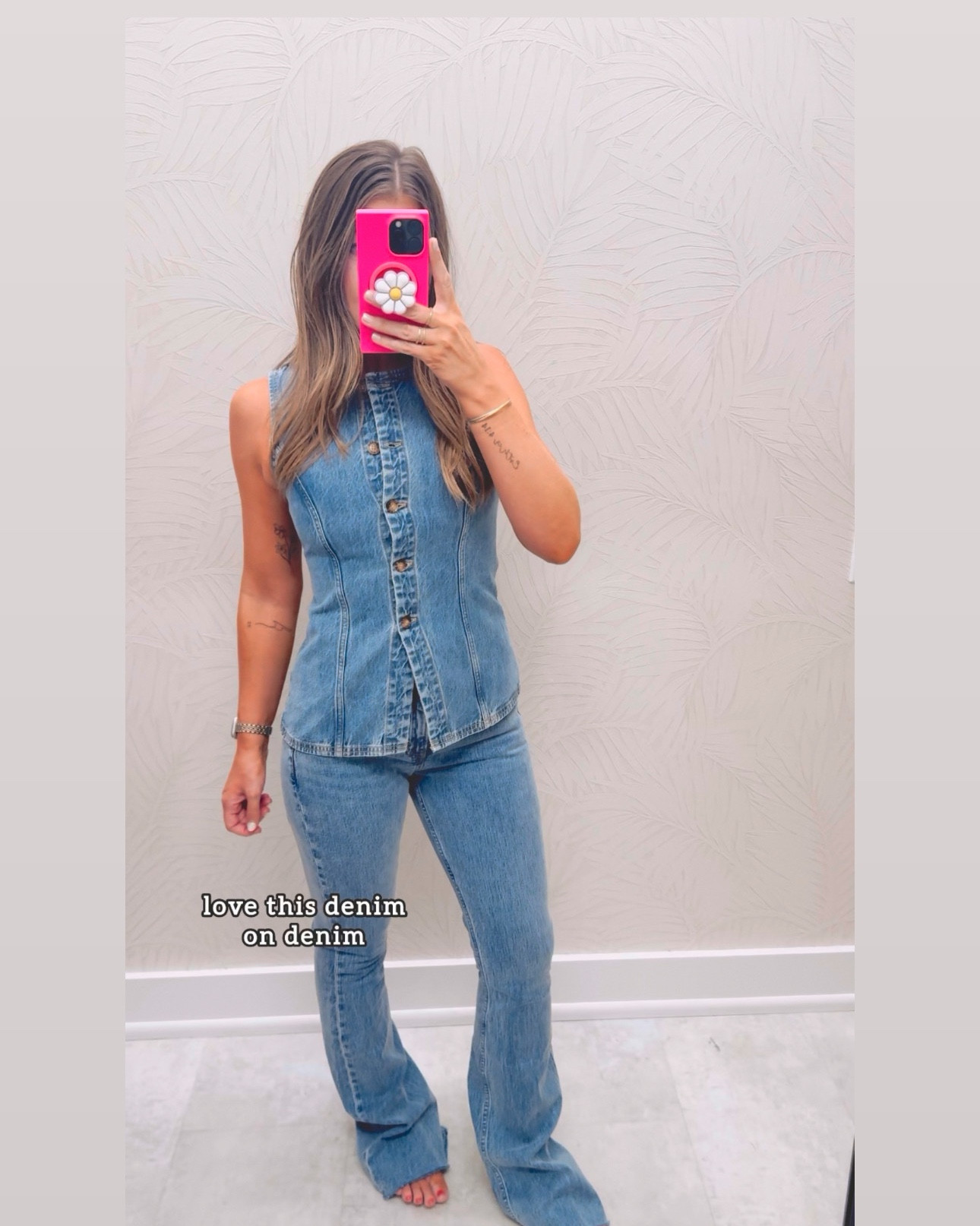 WHAT!! These are so good 😩🙌🏻 comment “ME” & I’ll send you a message with all links!! Imagine the lace skort with boots for a Nash or Vegas trip, country concert or fall break trip! They’re all too perfect for so many fall occasions. 🤎 I’m obsessed with those little brown camis — perfect if you live in a warm weather climate for fall like us Florida girlies! Don’t forget to send your girlfriends who need all these cute pieces.. the horse sweater is the most precious thing ever. 🐴 I’m wearing my true 2/26 in the jeans — I grabbed the short length in the bootcut pair but they are CRAZY long.. idk if my store had this pair tagged wrong orrr if this new style just runs extra long?? Super flattering though. Regular length in the other pair (I own these in other washes! Some of my fave jeans EVER!). XS in every other item but S in the Nash tee. #abercrombie #abercrombiestyle #falloutfitidea #falloutfitideas #falloutfits #falltrends #falltransition 

