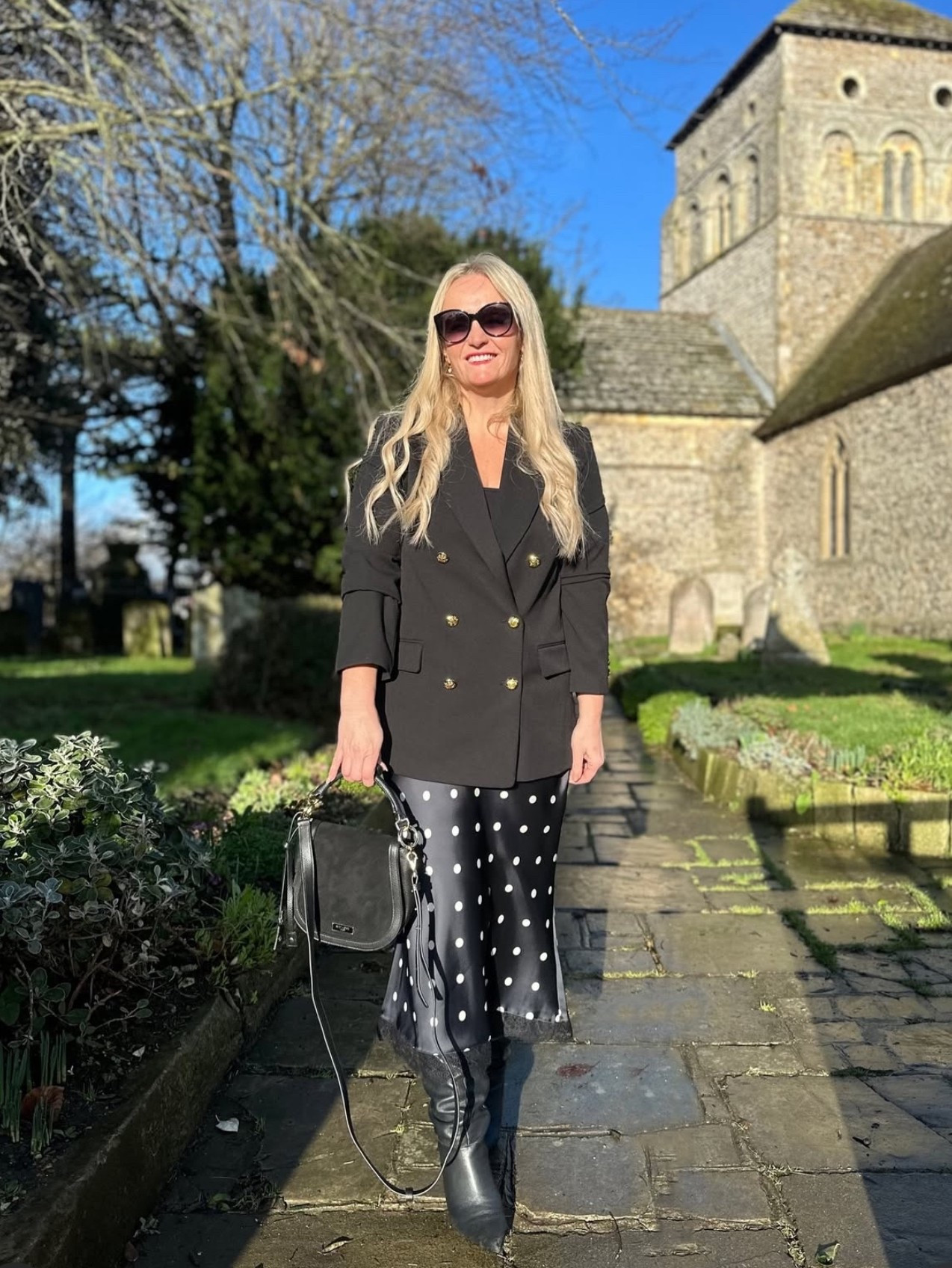 Hello sunshine! ☀️ 
So glad to see you back. 

Blazer @hm
Skirt @newlook
Boots @marksandspencer 
Bag @saintandsofia
